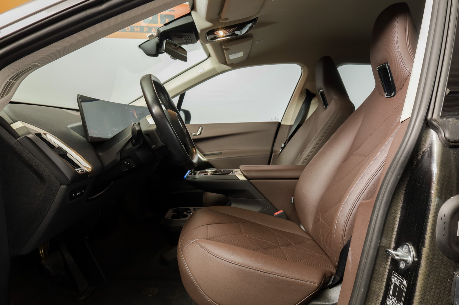 BMW iX xDrive40 Oxidgrau - Design Suite Mokka-image-9