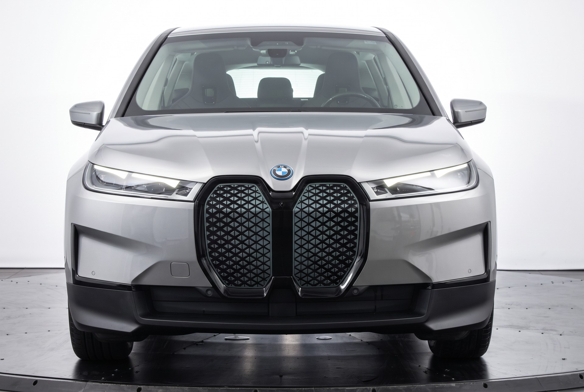 BMW iX xDrive40 Oxidgrau - Design Suite Mokka-showroom-element-1