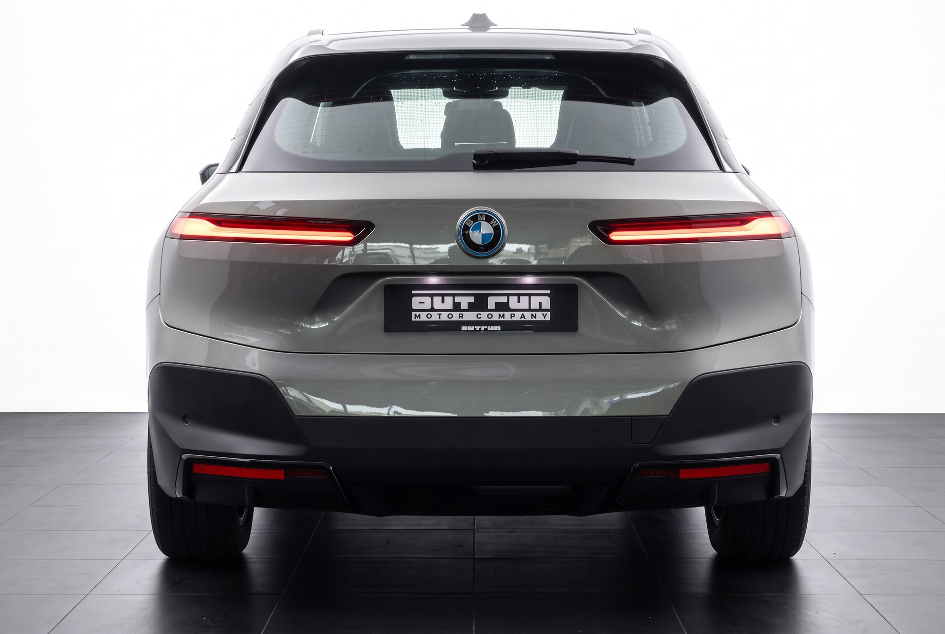 BMW iX xDrive40 Oxidgrau - Design Suite Mokka-showroom-element-2