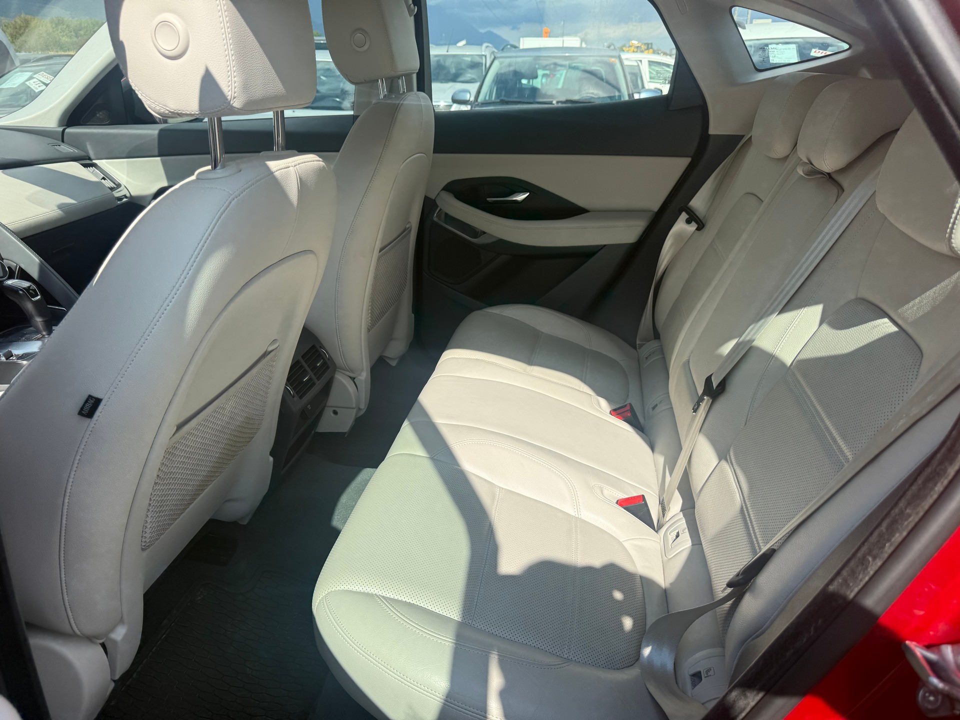 JAGUAR E-Pace 2.0 P250 R-Dynamic SE AWD Automatik-image-6