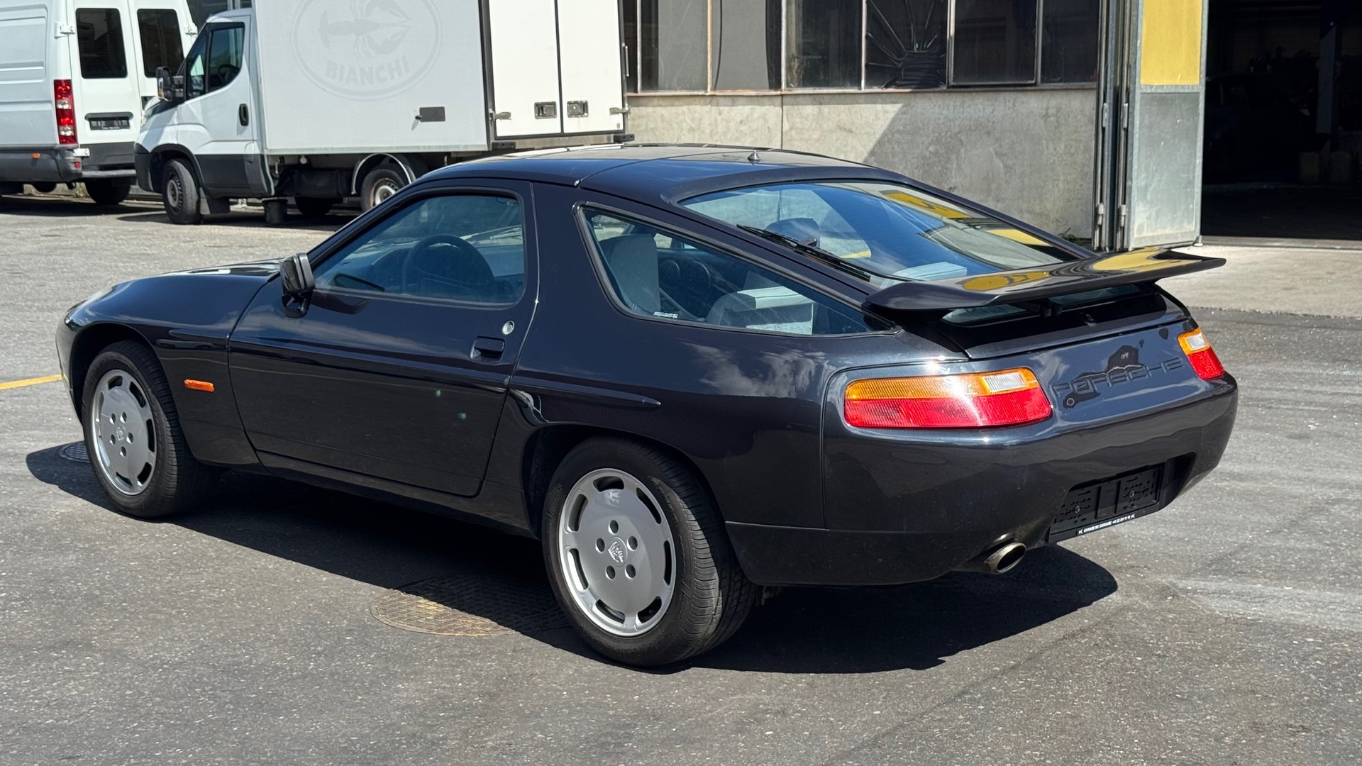 PORSCHE 928 S4-image-2