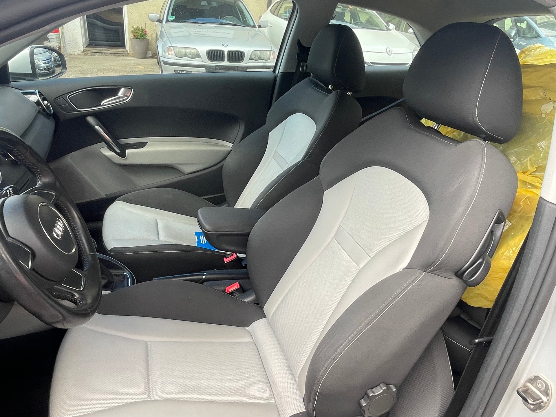 AUDI A1 1.6 TDI Attraction-image-9