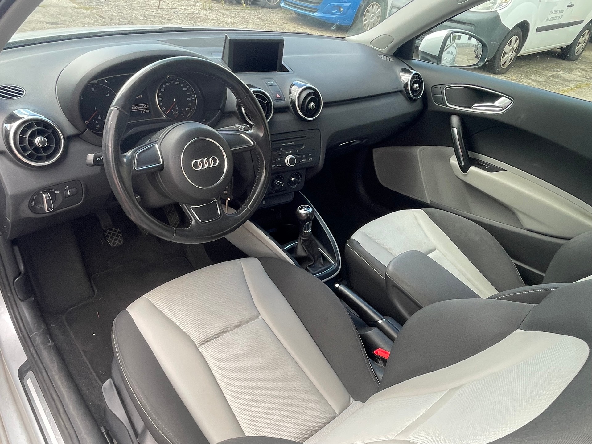 AUDI A1 1.6 TDI Attraction-image-8