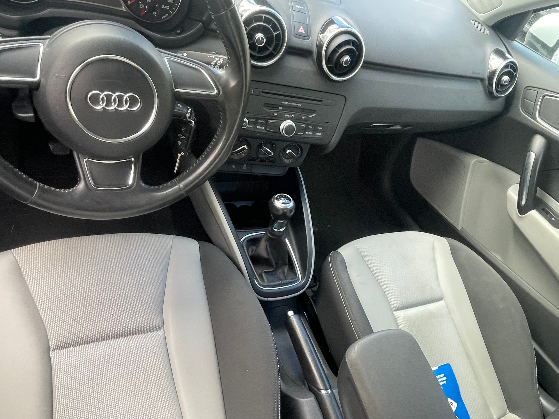 AUDI A1 1.6 TDI Attraction-image-10