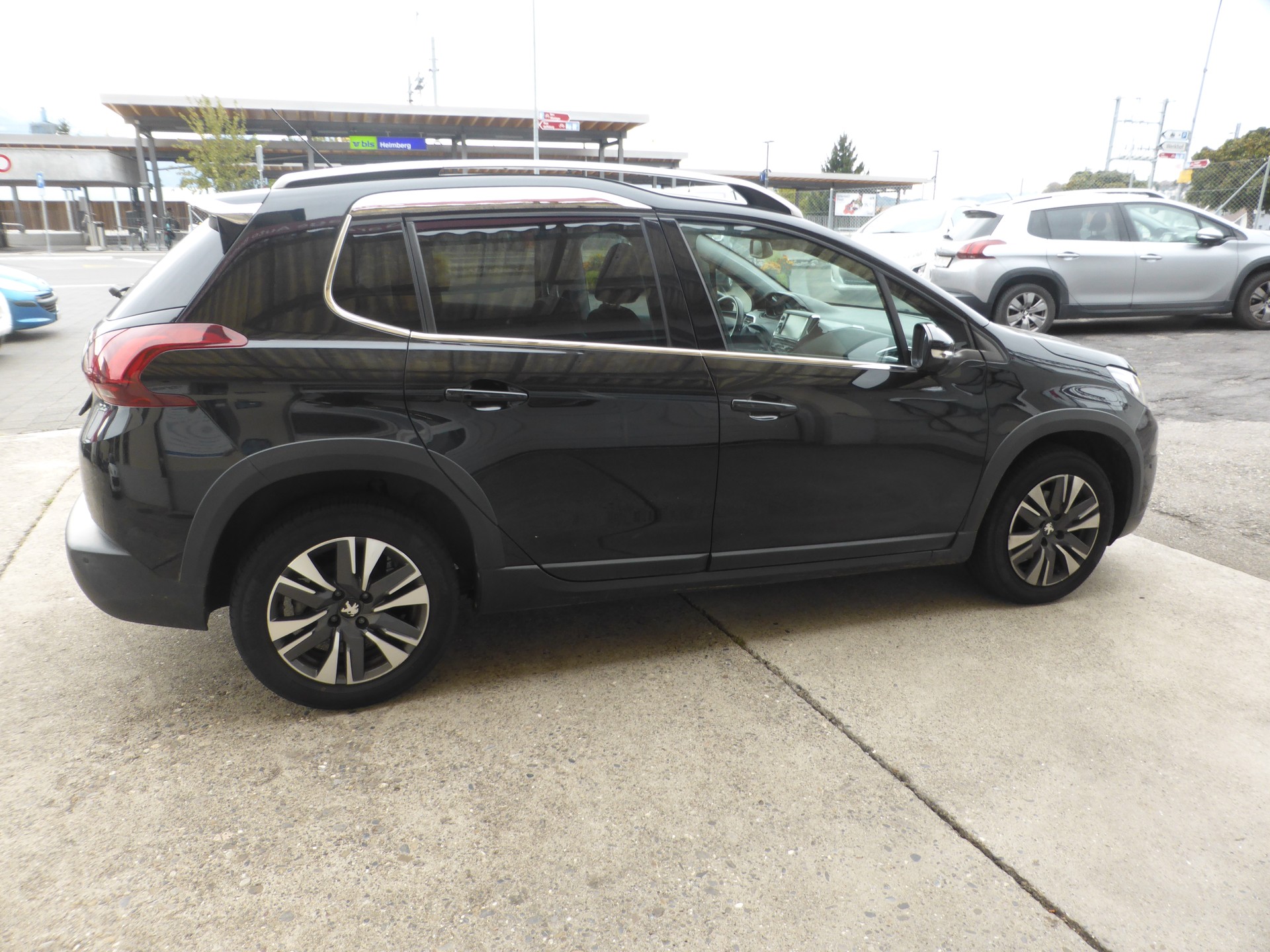 PEUGEOT 2008 1.2 PureTech Allure EAT6-image-2