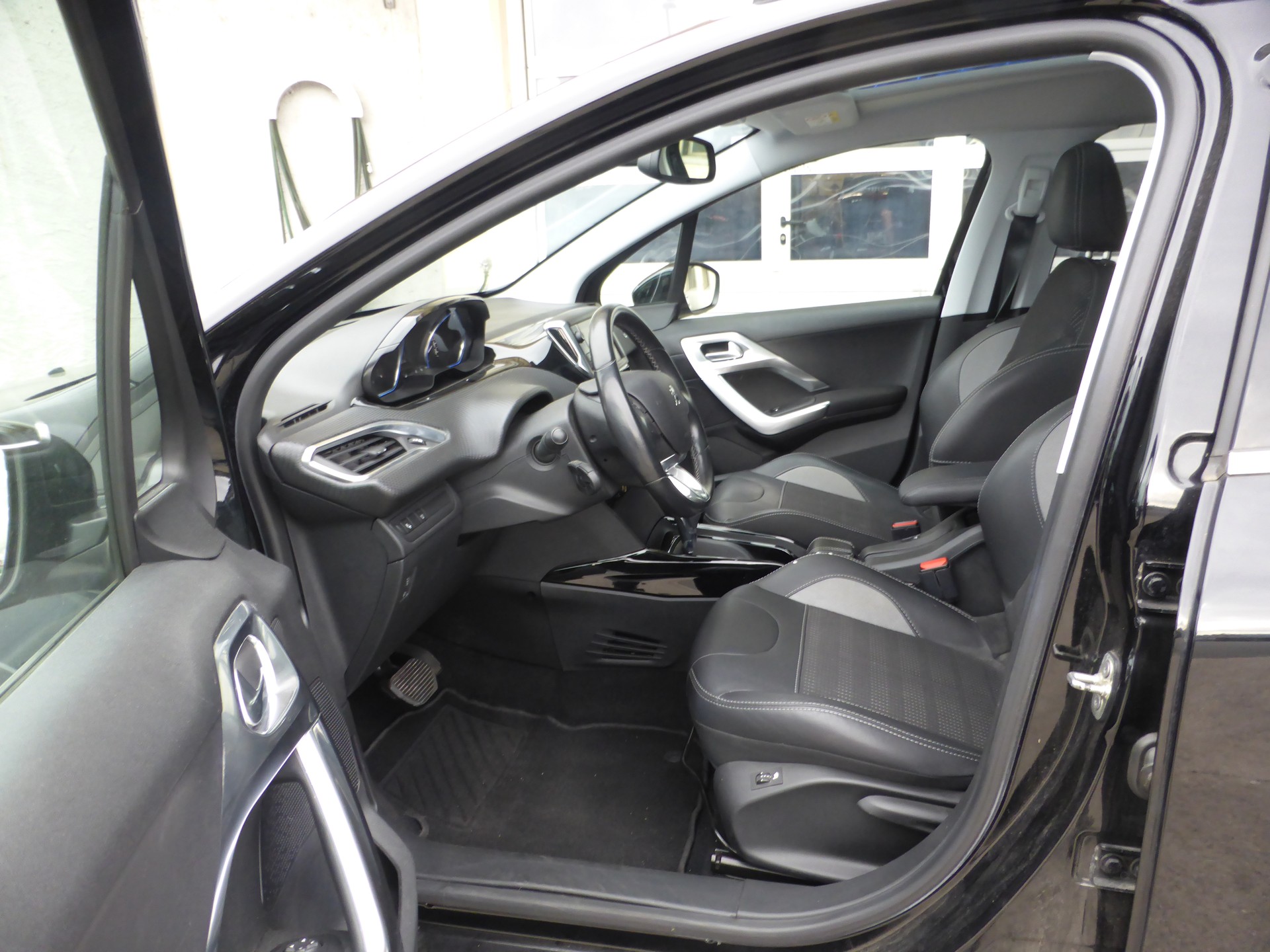 PEUGEOT 2008 1.2 PureTech Allure EAT6-image-11