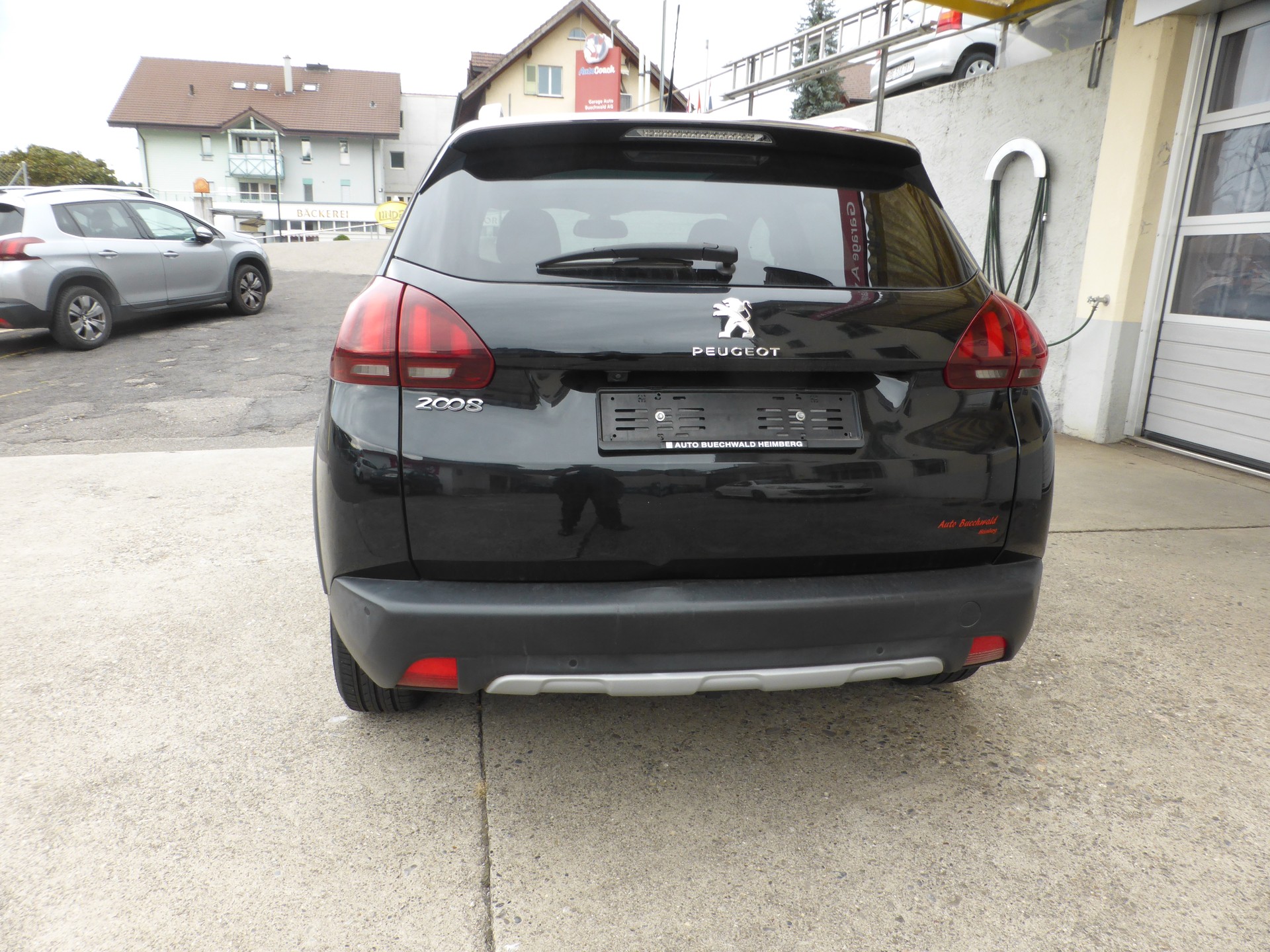 PEUGEOT 2008 1.2 PureTech Allure EAT6-image-3