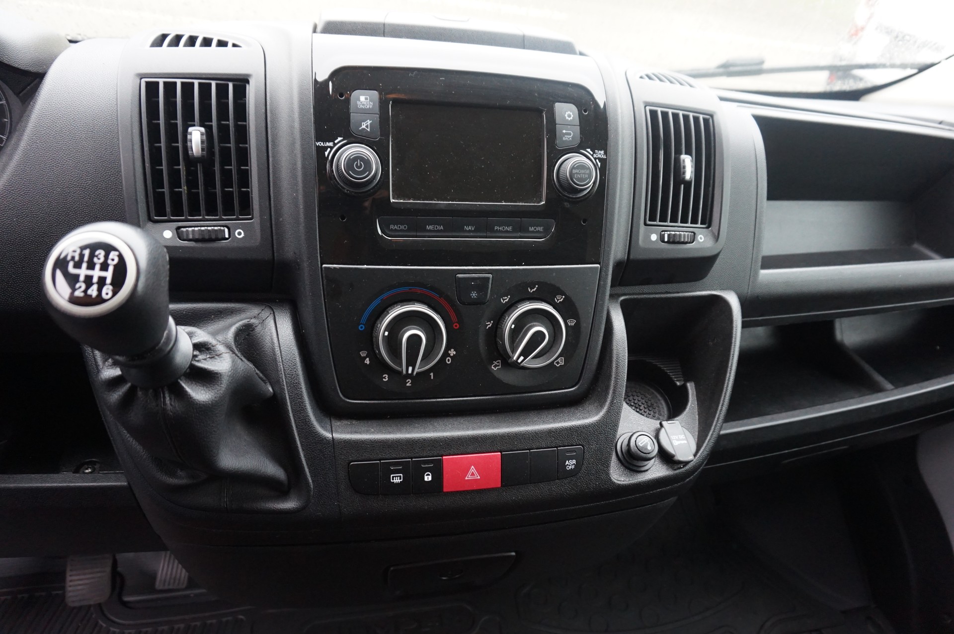CITROEN Jumper 33 2.2 BlueHDi 140 Club L2H1-image-9
