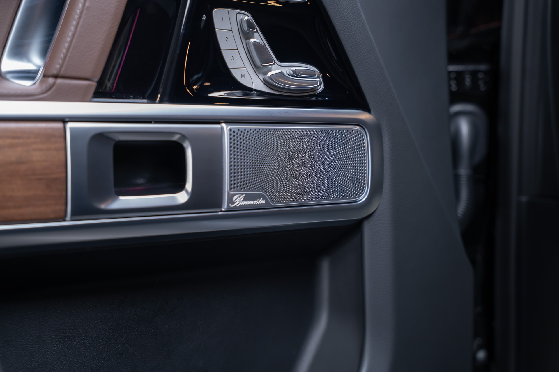 MERCEDES-BENZ G 450 d AMG Line / Burmester / Schiebedach / 360° Kamera-image-47
