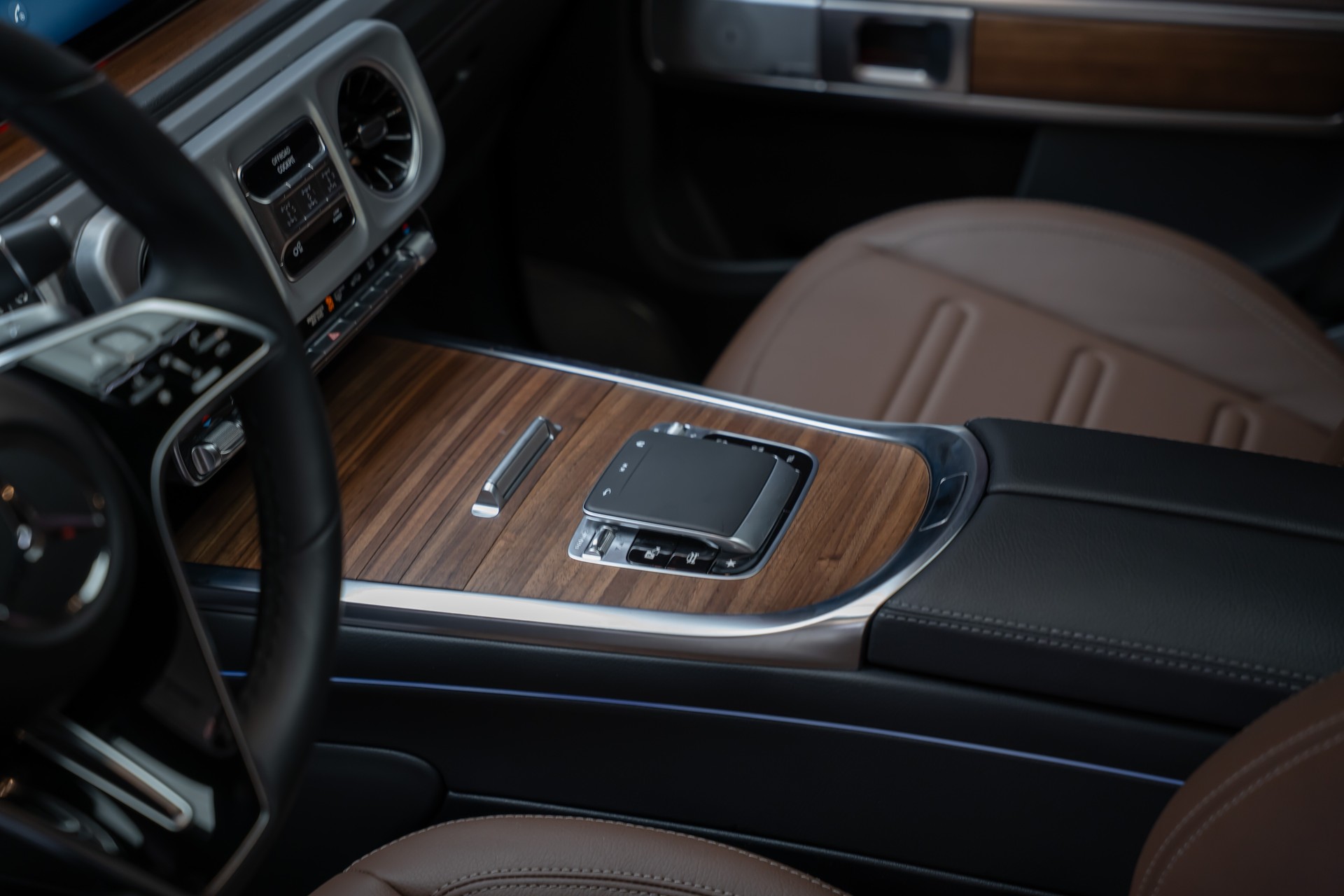 MERCEDES-BENZ G 450 d AMG Line / Burmester / Schiebedach / 360° Kamera-image-17