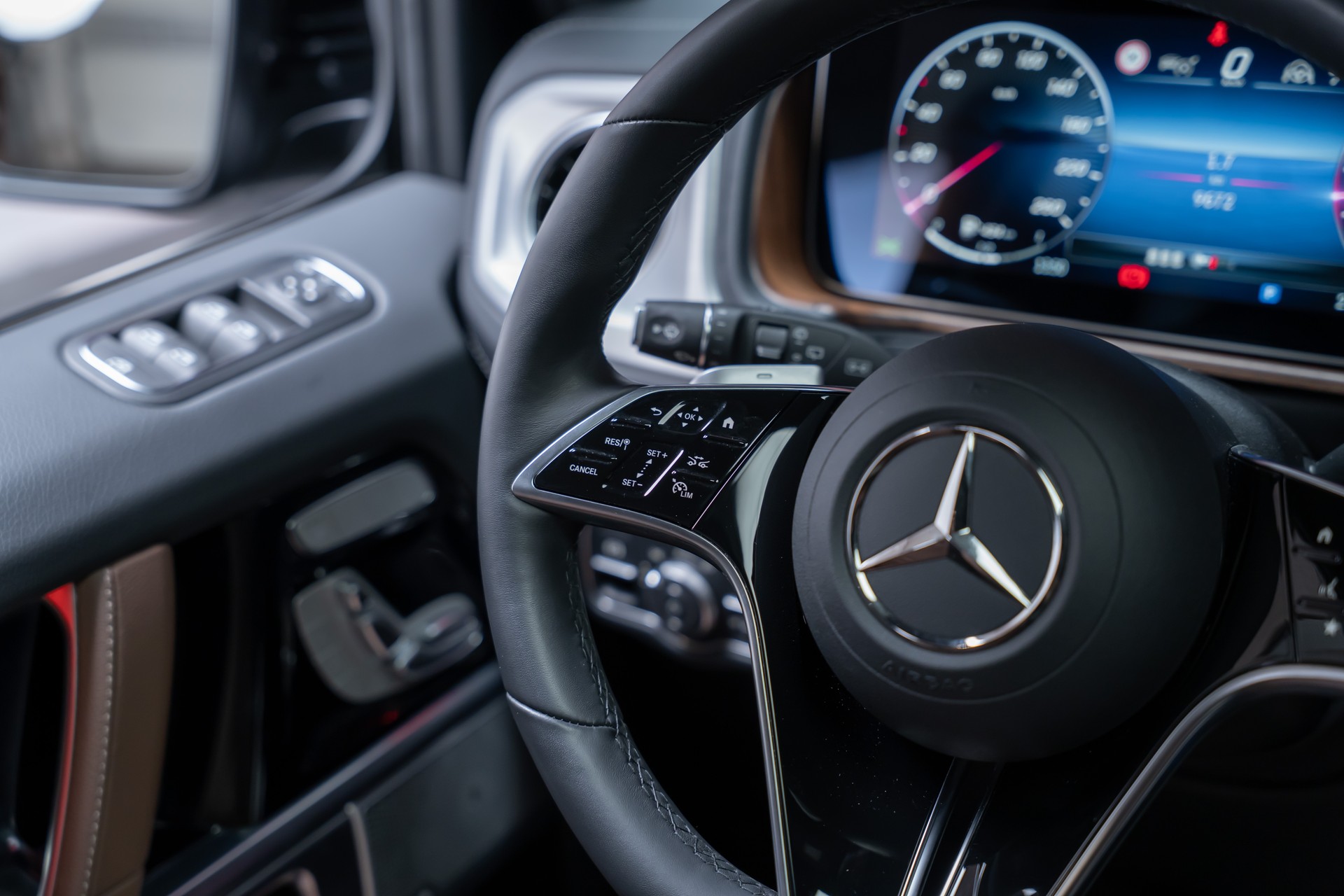 MERCEDES-BENZ G 450 d AMG Line / Burmester / Schiebedach / 360° Kamera-image-26