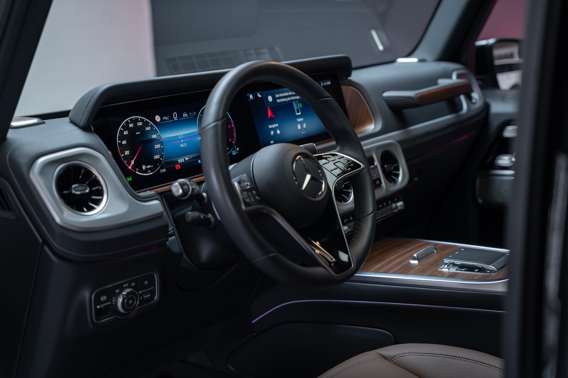 MERCEDES-BENZ G 450 d AMG Line / Burmester / Schiebedach / 360° Kamera-image-14