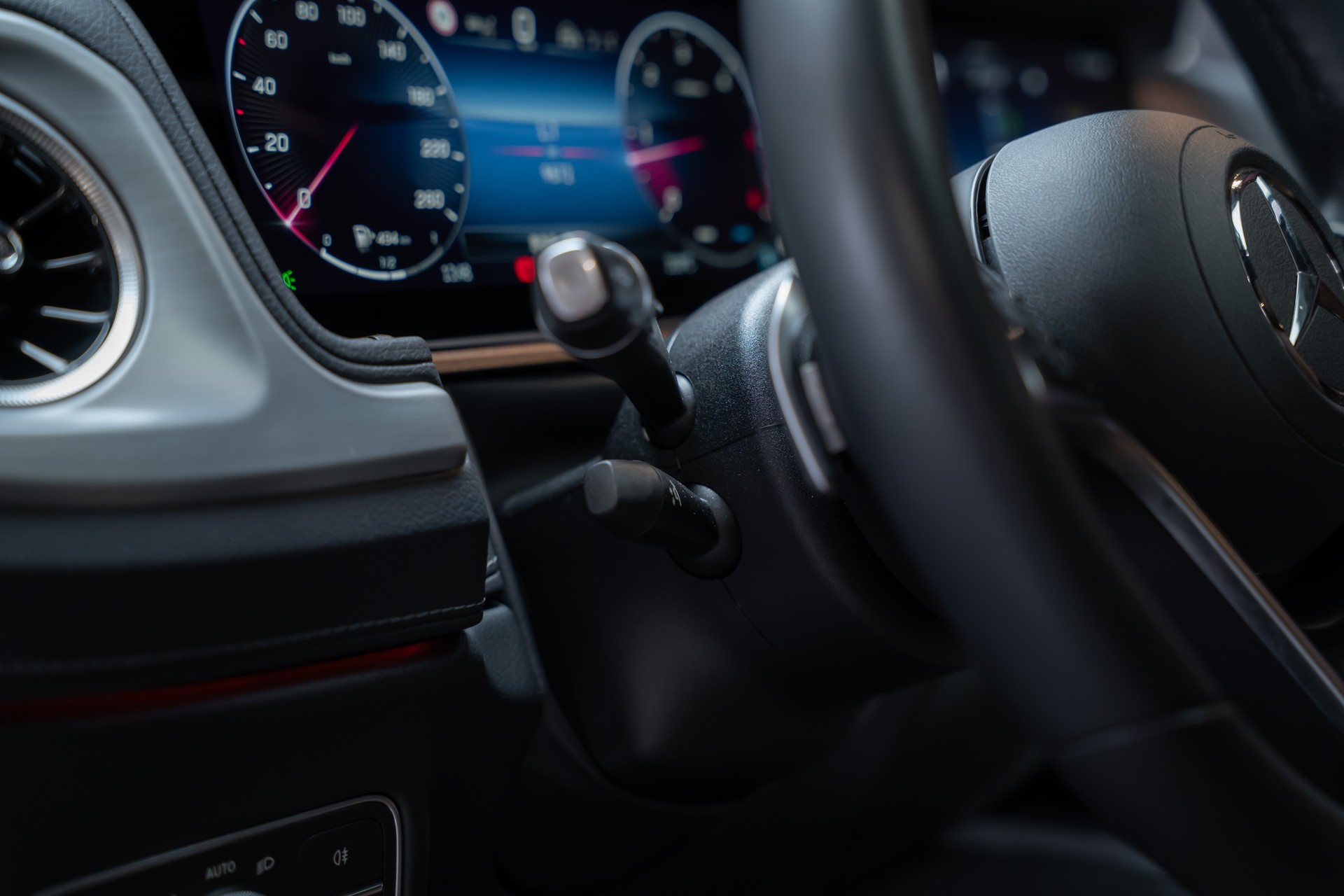 MERCEDES-BENZ G 450 d AMG Line / Burmester / Schiebedach / 360° Kamera-image-18
