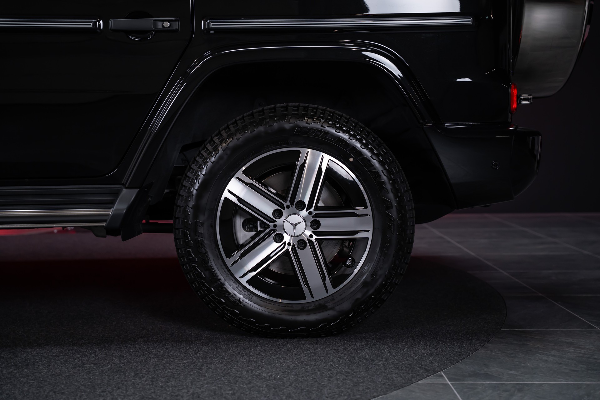 MERCEDES-BENZ G 450 d AMG Line / Burmester / Schiebedach / 360° Kamera-image-12