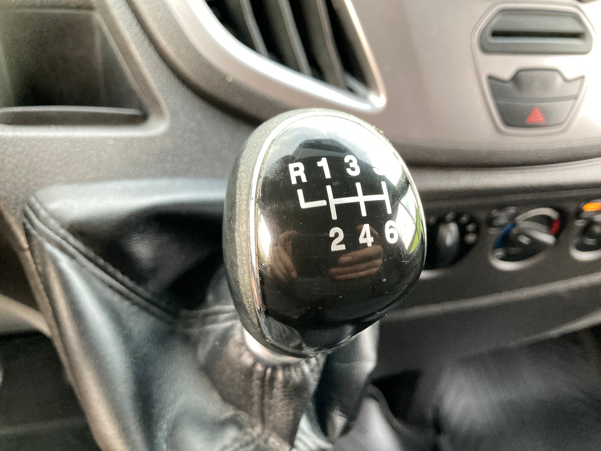 FORD Transit Van 310 L2 Ambiente 2.0 TDCi 105 mit Anhängerkupplung-image-12