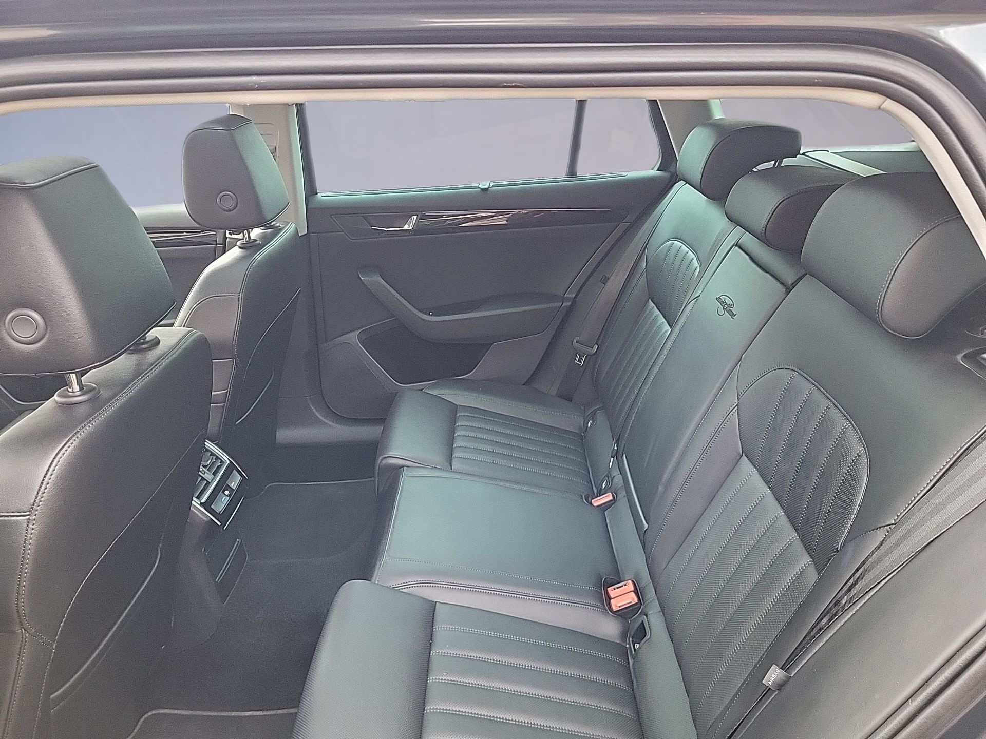 SKODA Superb Combi 2.0 TDi L&K 4x4 DSG-image-12