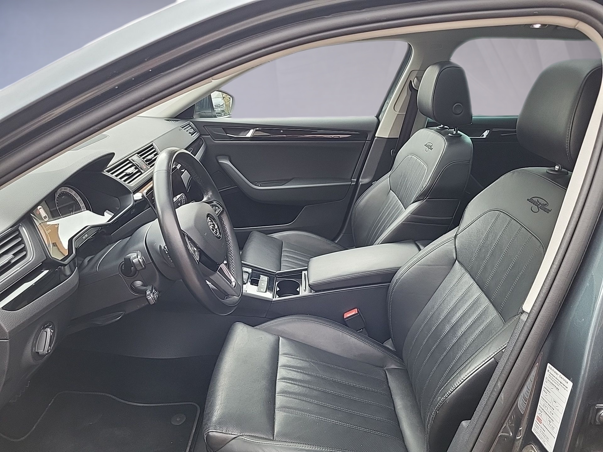 SKODA Superb Combi 2.0 TDi L&K 4x4 DSG-image-8