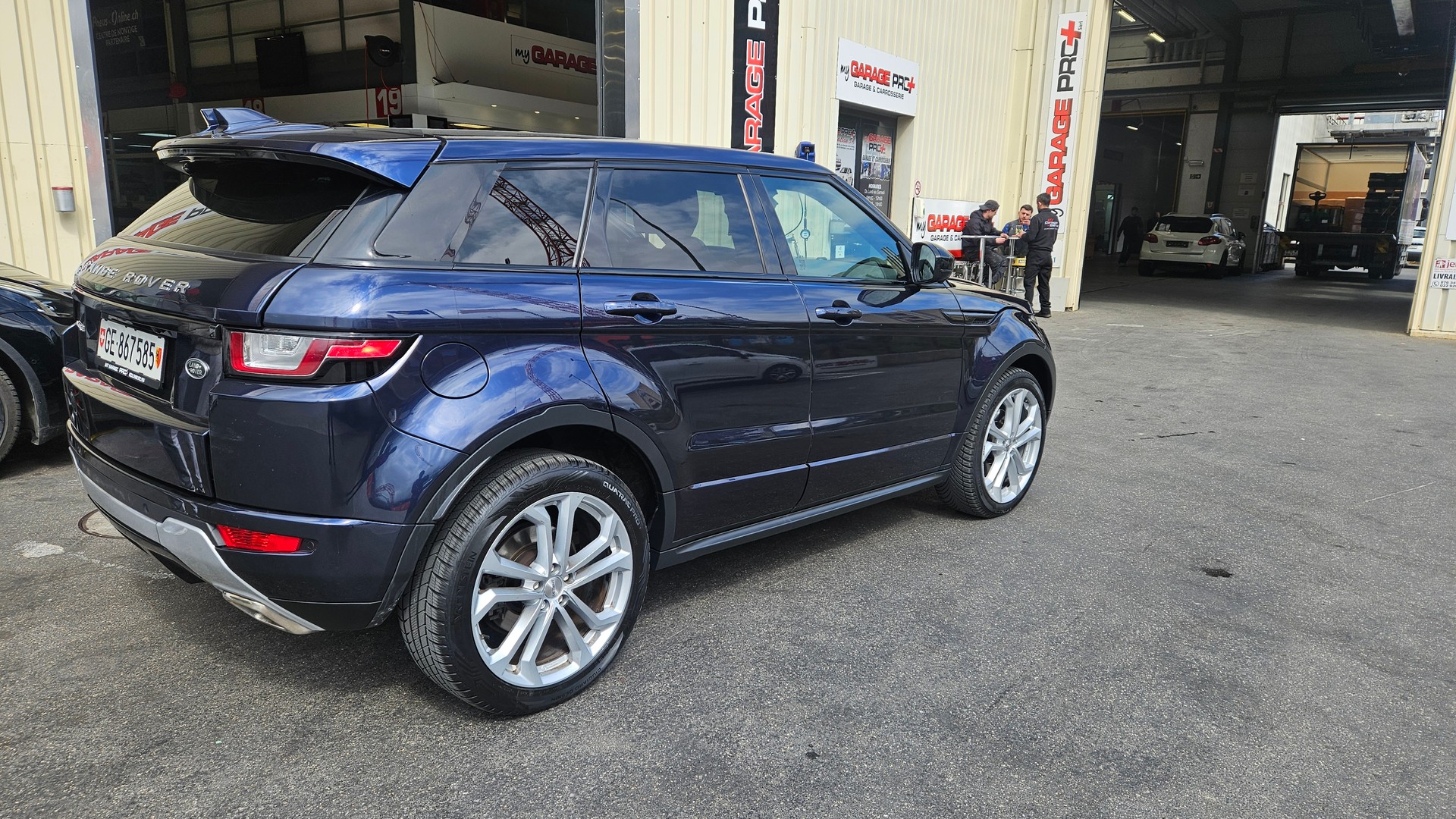 LAND ROVER Range Rover Evoque 2.0 TD4 SE Dynamic AT9-image-1