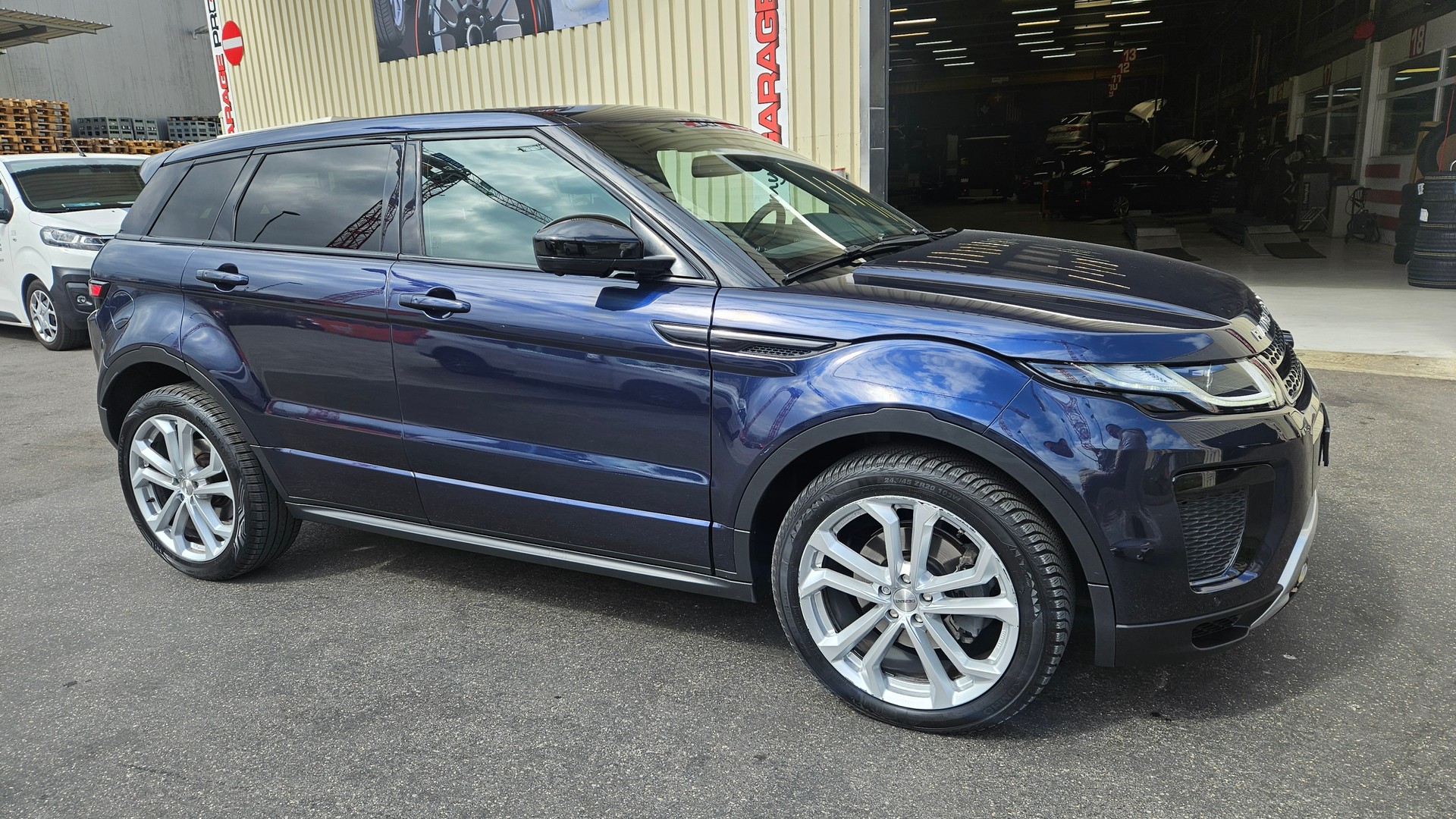 LAND ROVER Range Rover Evoque 2.0 TD4 SE Dynamic AT9-image-0
