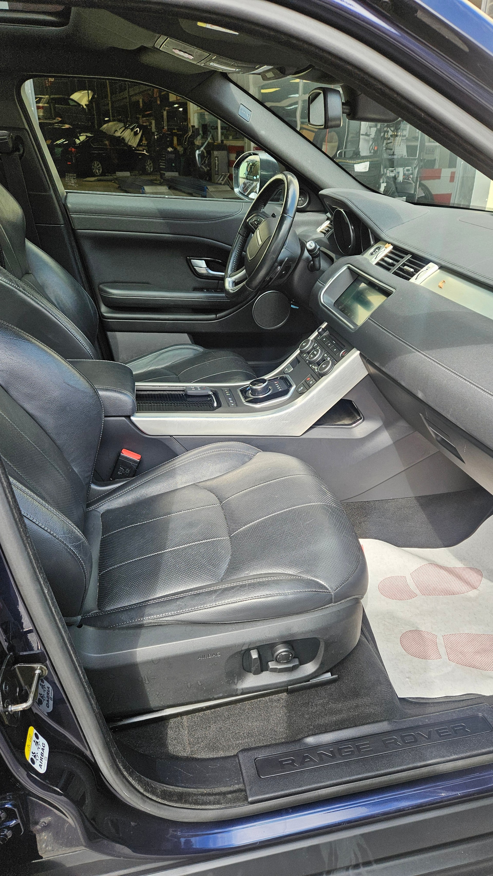 LAND ROVER Range Rover Evoque 2.0 TD4 SE Dynamic AT9-image-5