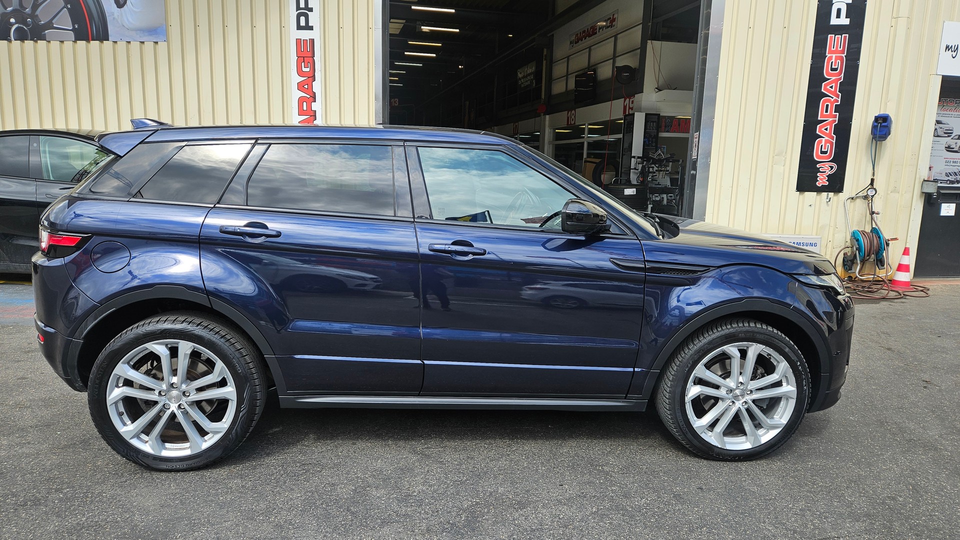 LAND ROVER Range Rover Evoque 2.0 TD4 SE Dynamic AT9-image-3
