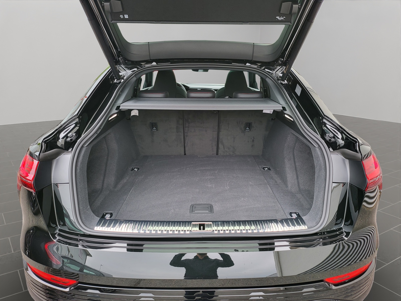 AUDI Q8 Sportback 55 e-tron Black Edition quattro-image-14