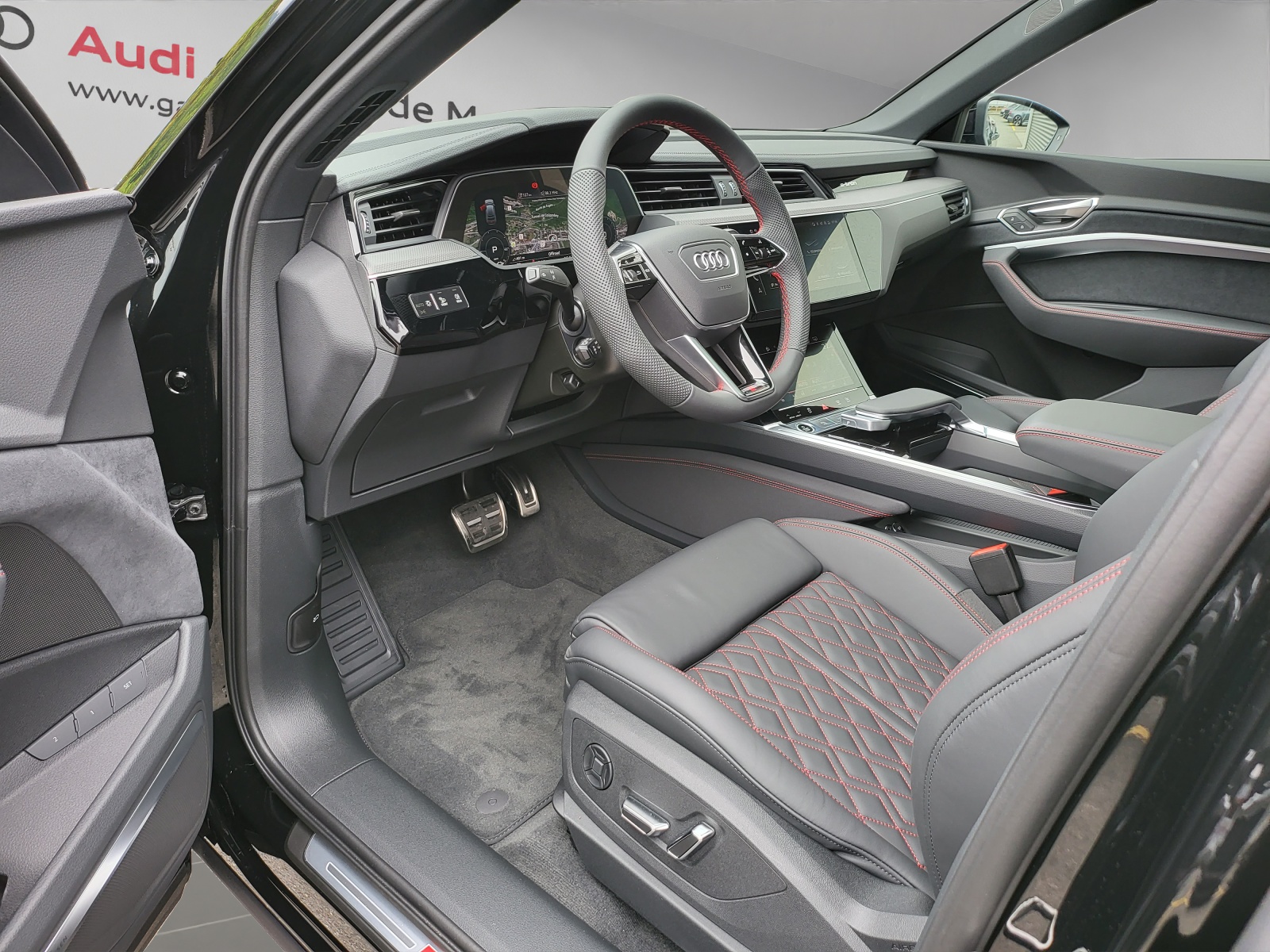 AUDI Q8 Sportback 55 e-tron Black Edition quattro-image-6