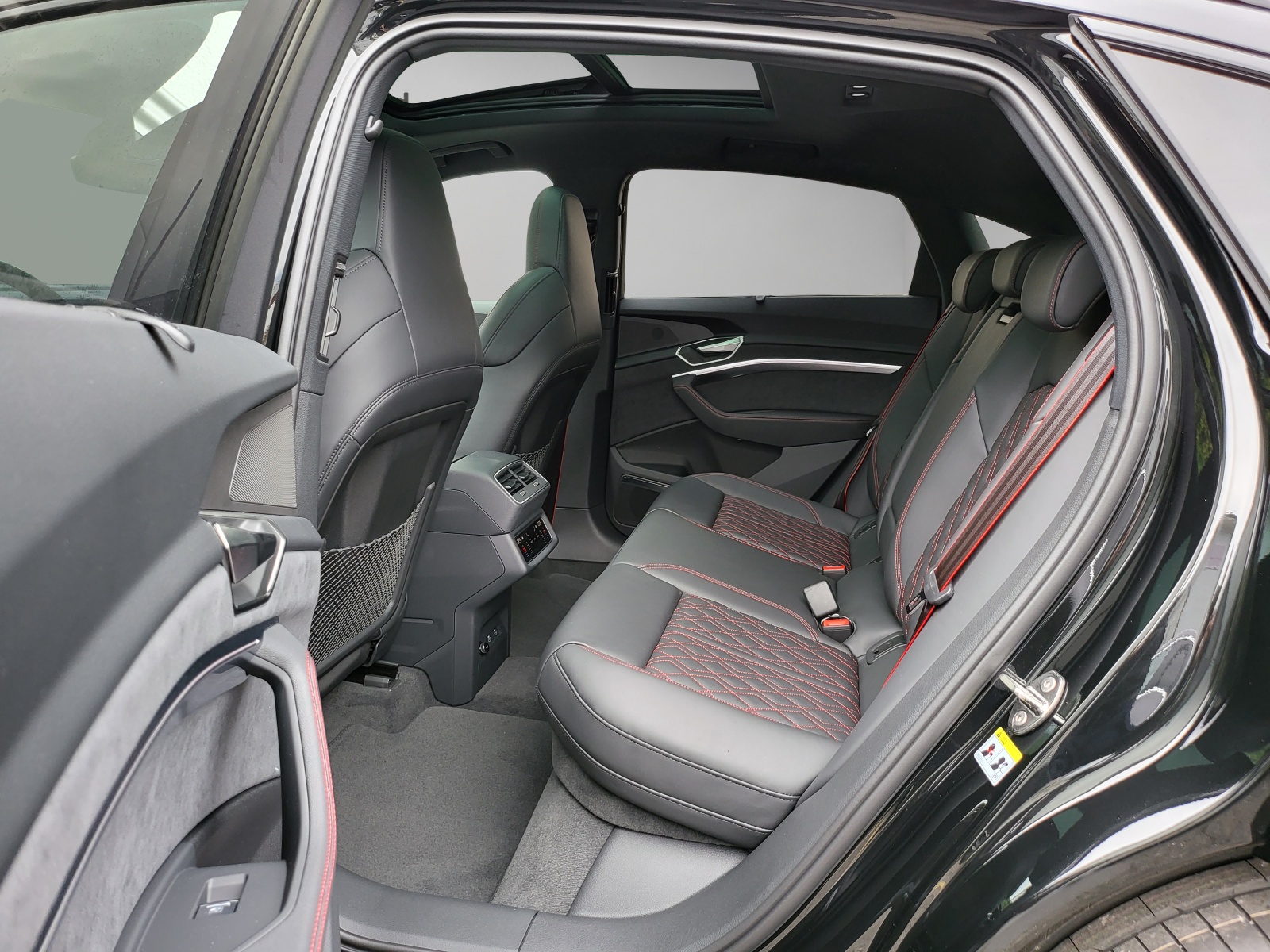 AUDI Q8 Sportback 55 e-tron Black Edition quattro-image-8