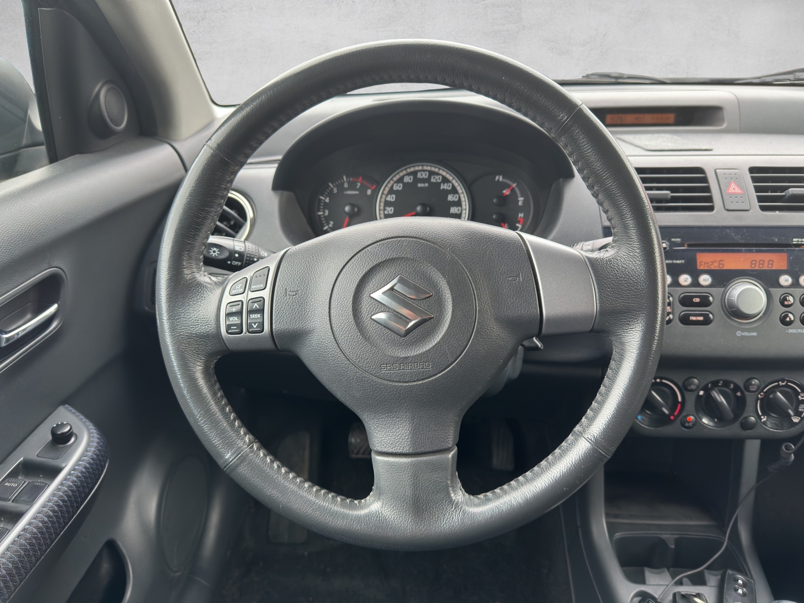 SUZUKI Swift 1.3i 16V GL 4x4-image-13