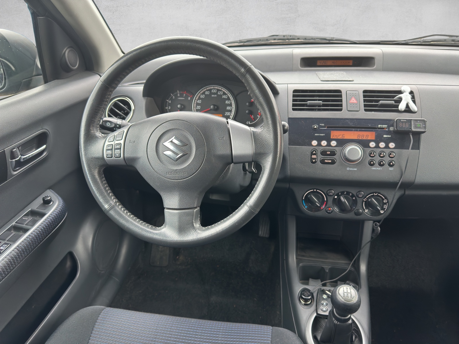 SUZUKI Swift 1.3i 16V GL 4x4-image-9