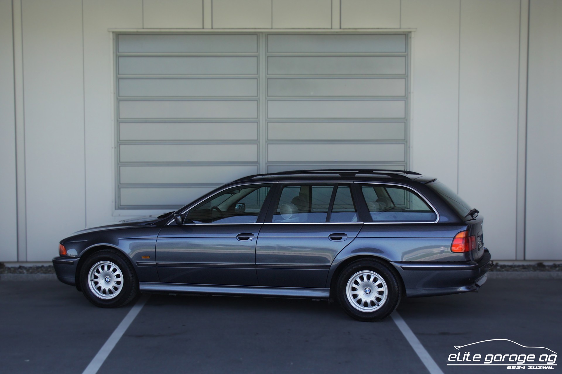 BMW 523i Touring-image-2