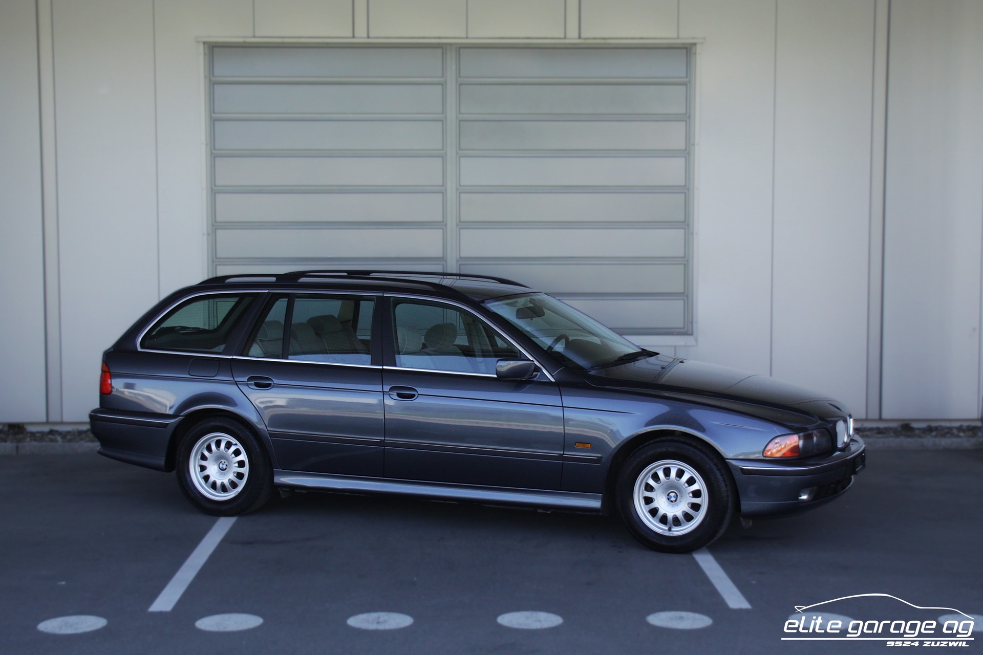 BMW 523i Touring-image-6