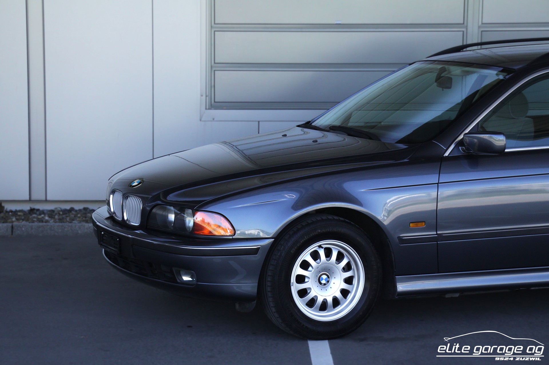 BMW 523i Touring-image-8
