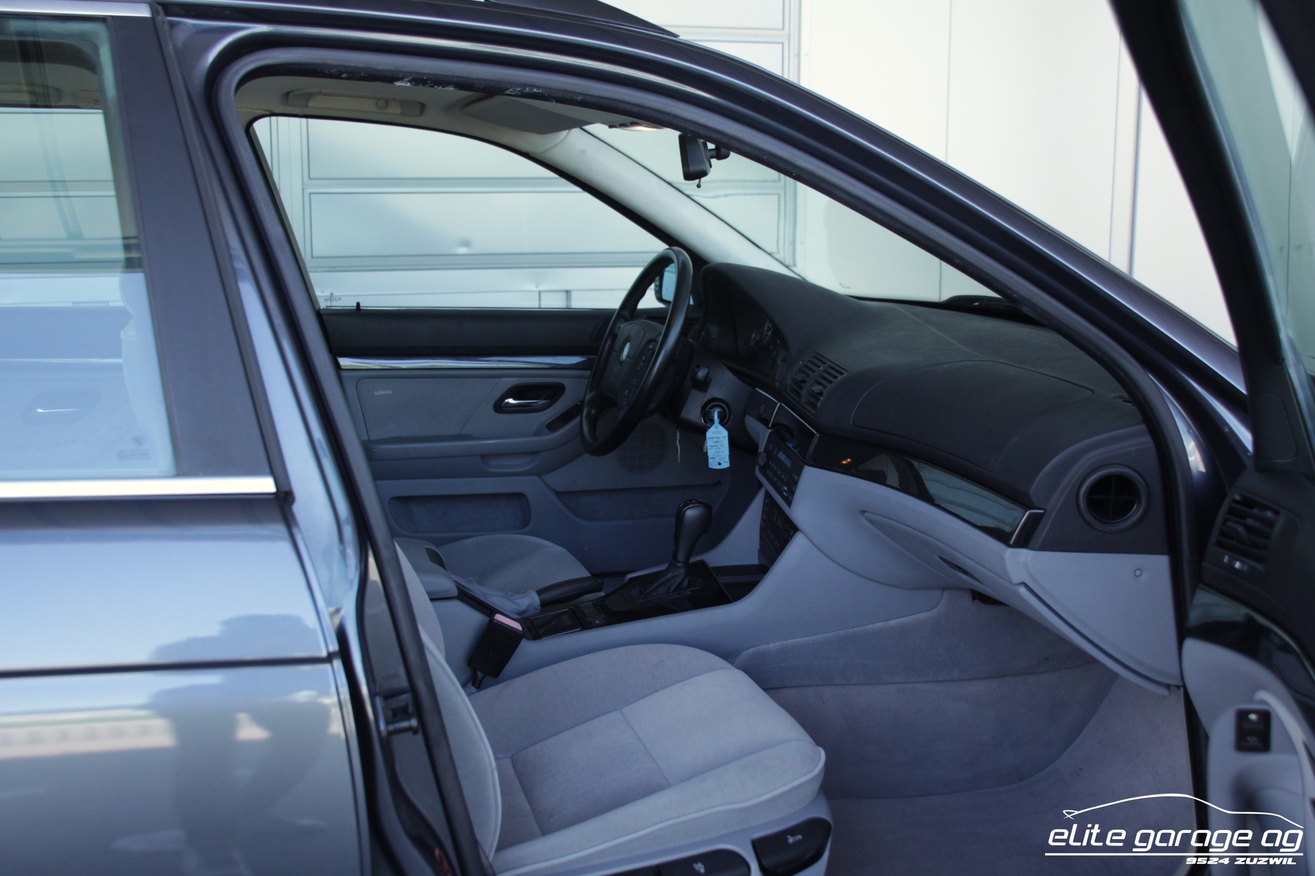 BMW 523i Touring-image-14