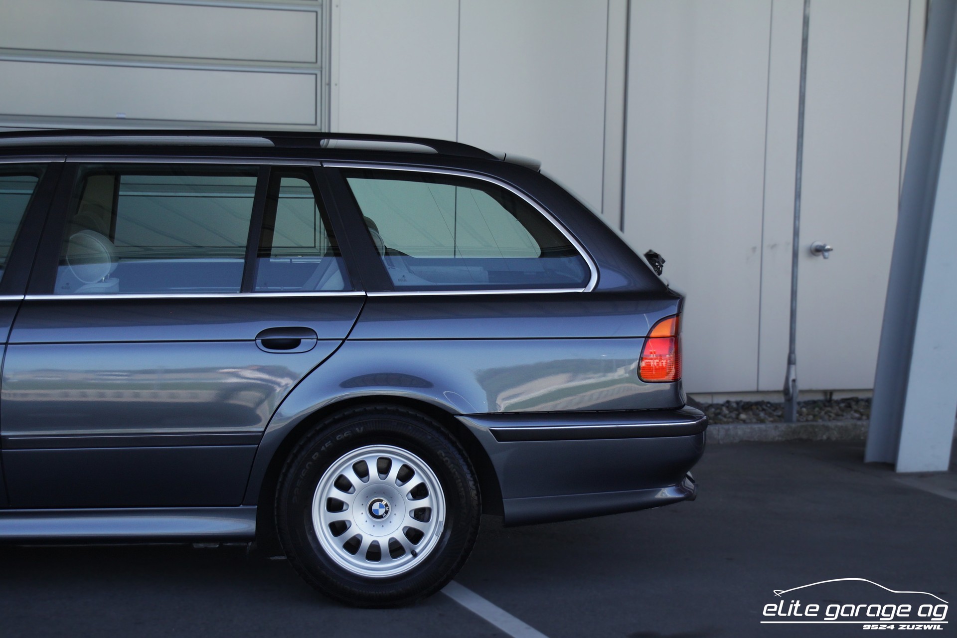BMW 523i Touring-image-11