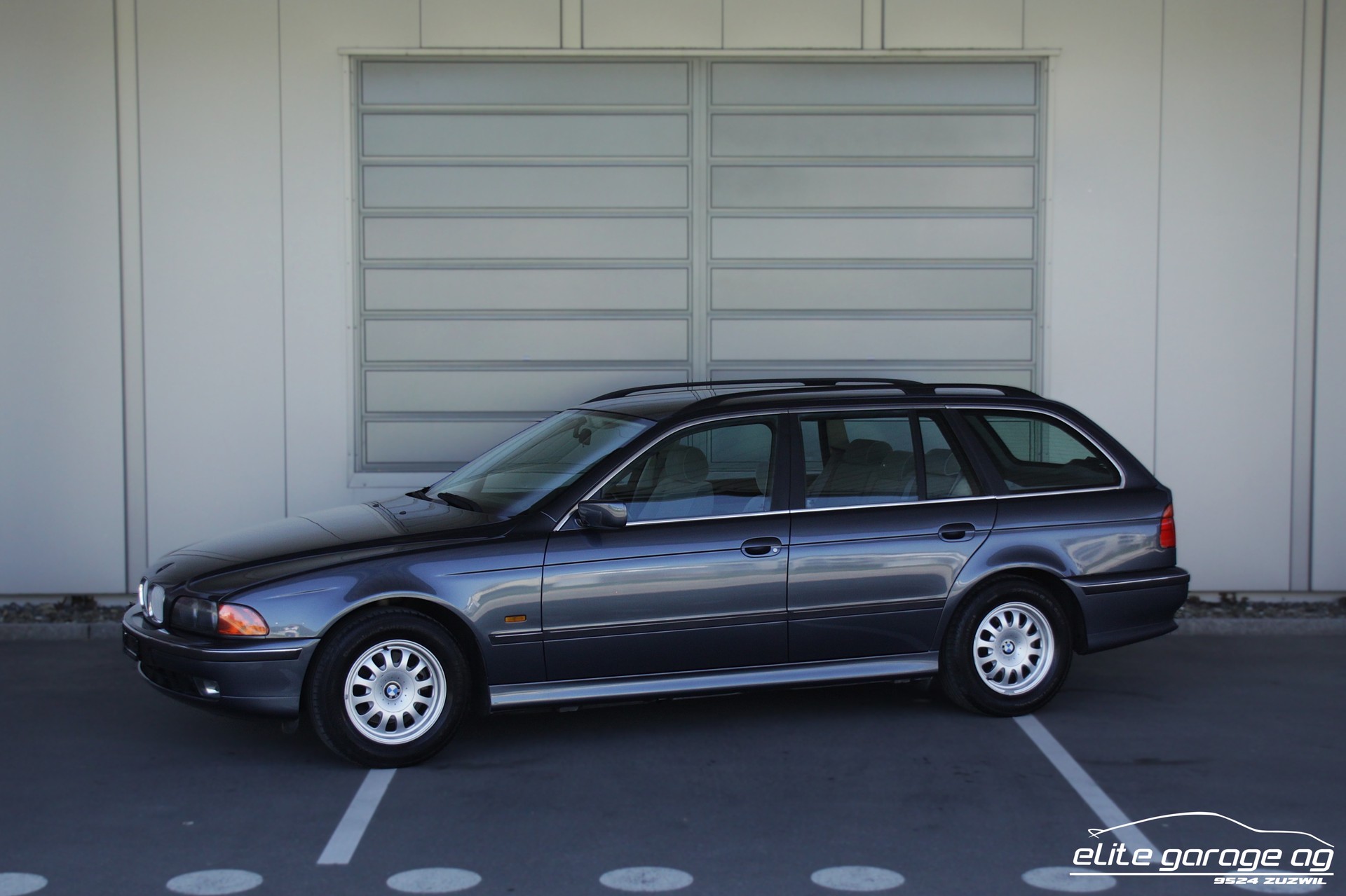 BMW 523i Touring-image-0