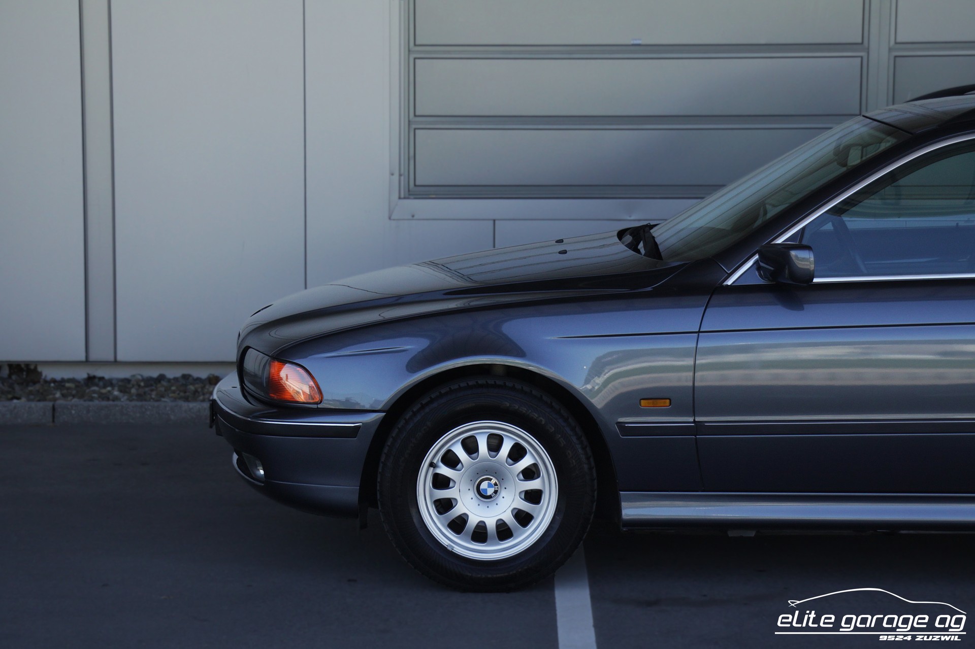BMW 523i Touring-image-9
