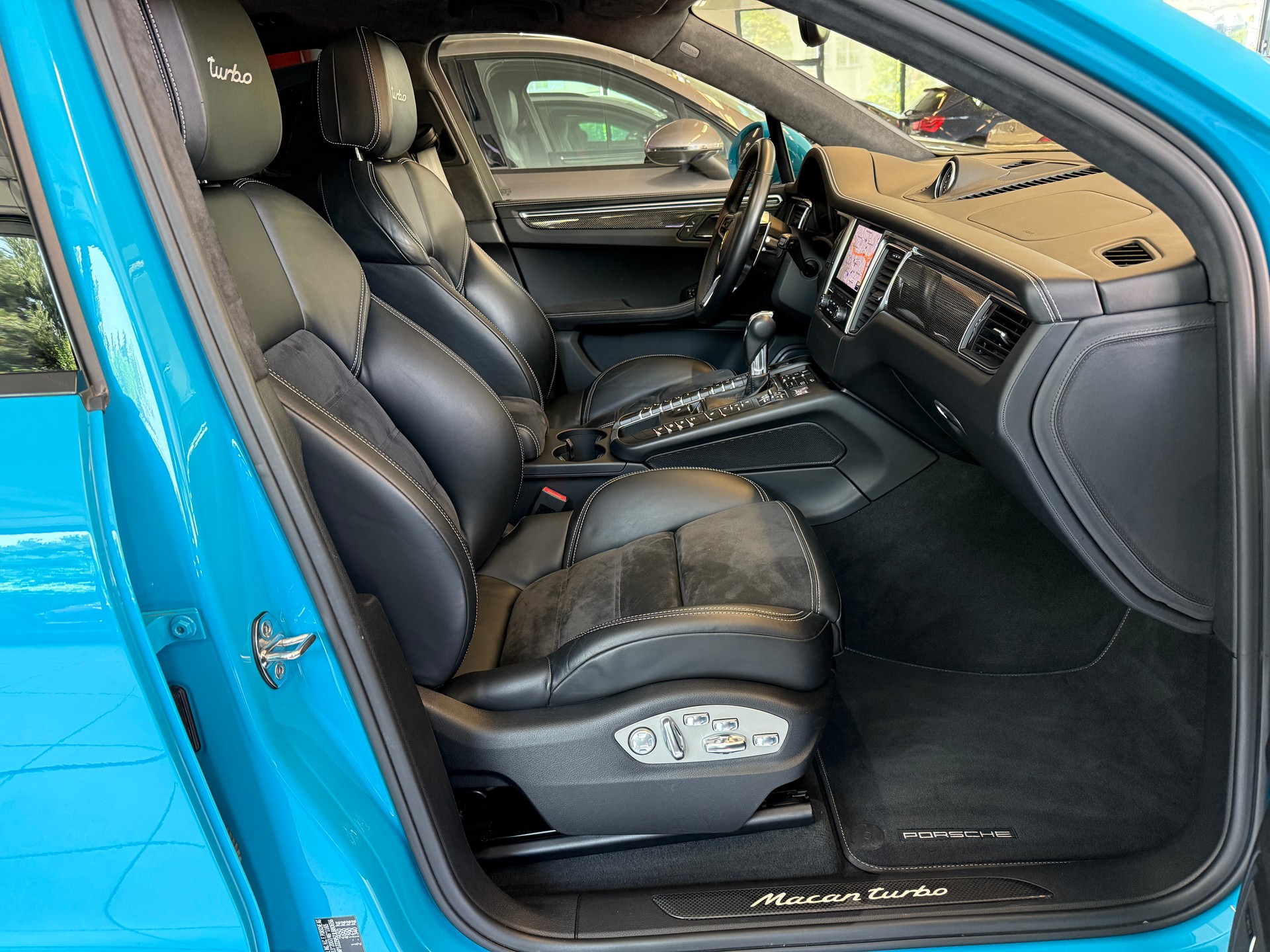 PORSCHE Macan Turbo Performance ''Miami Blue'' PDK-image-11