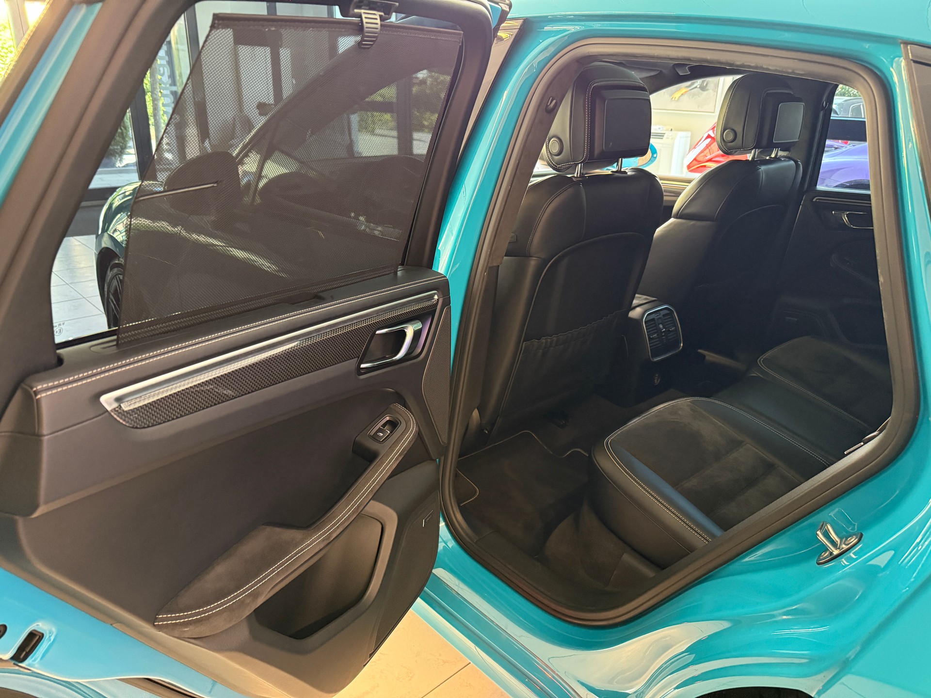 PORSCHE Macan Turbo Performance ''Miami Blue'' PDK-image-9