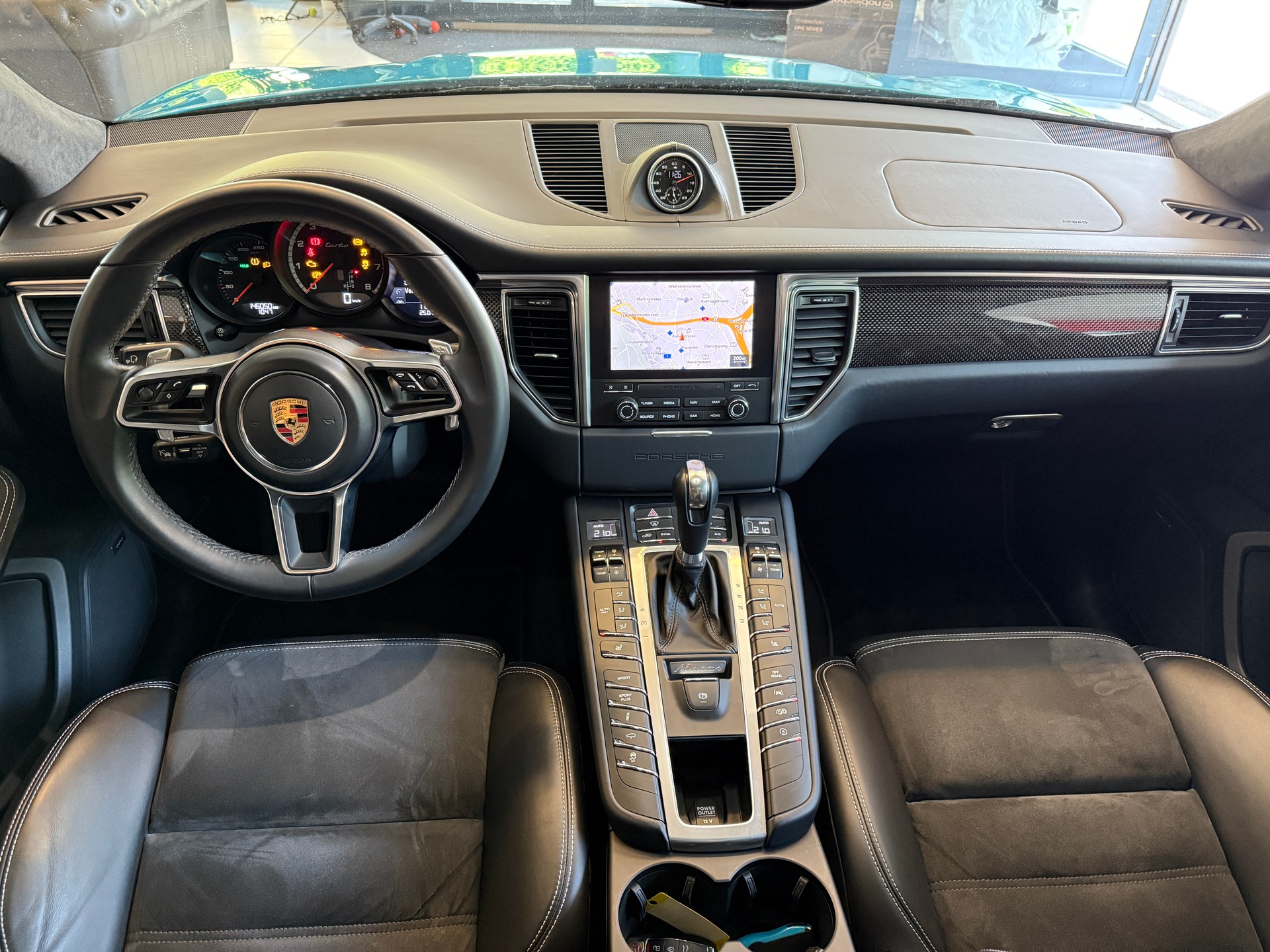 PORSCHE Macan Turbo Performance ''Miami Blue'' PDK-image-7