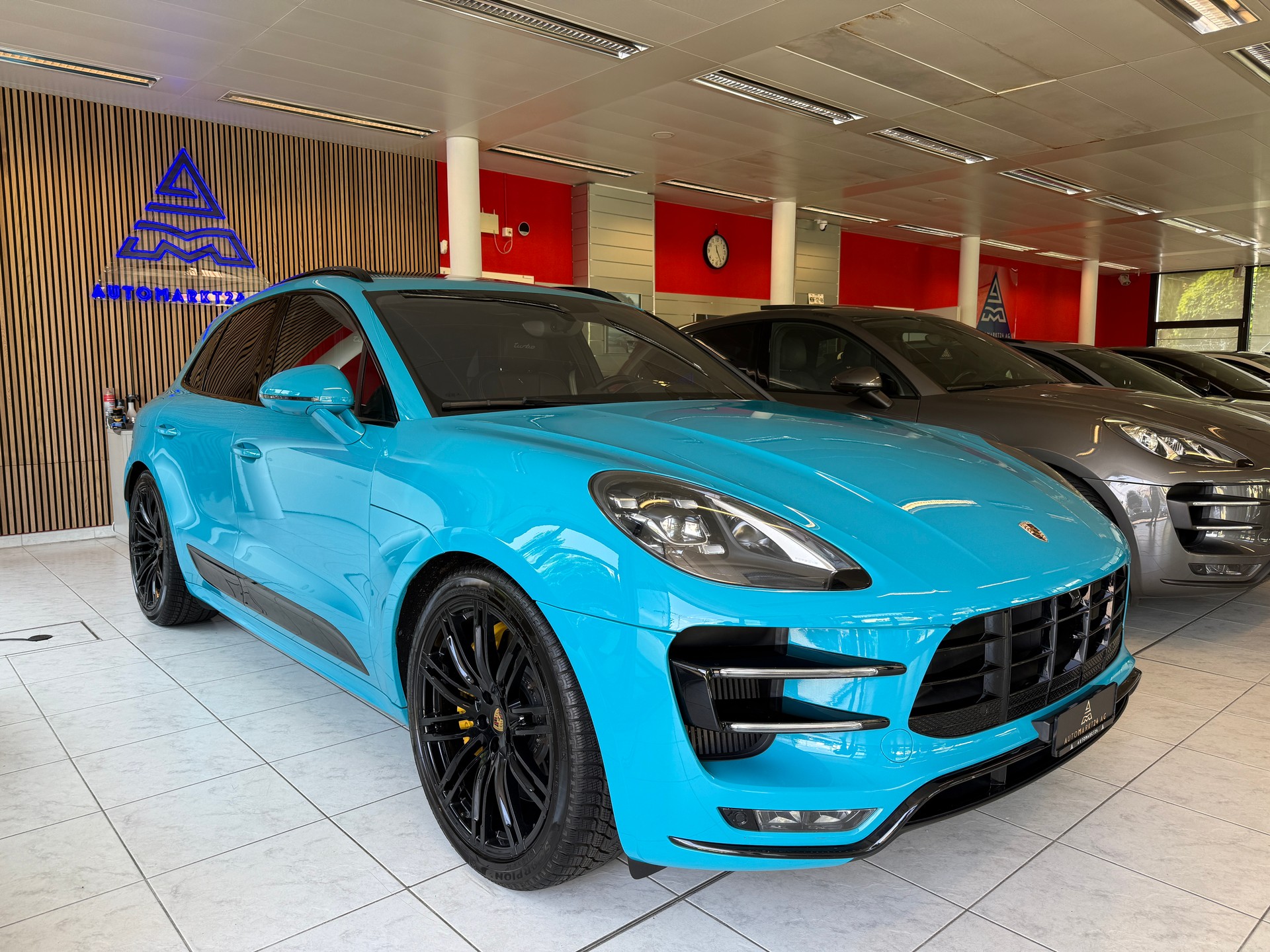 PORSCHE Macan Turbo Performance ''Miami Blue'' PDK-image-0