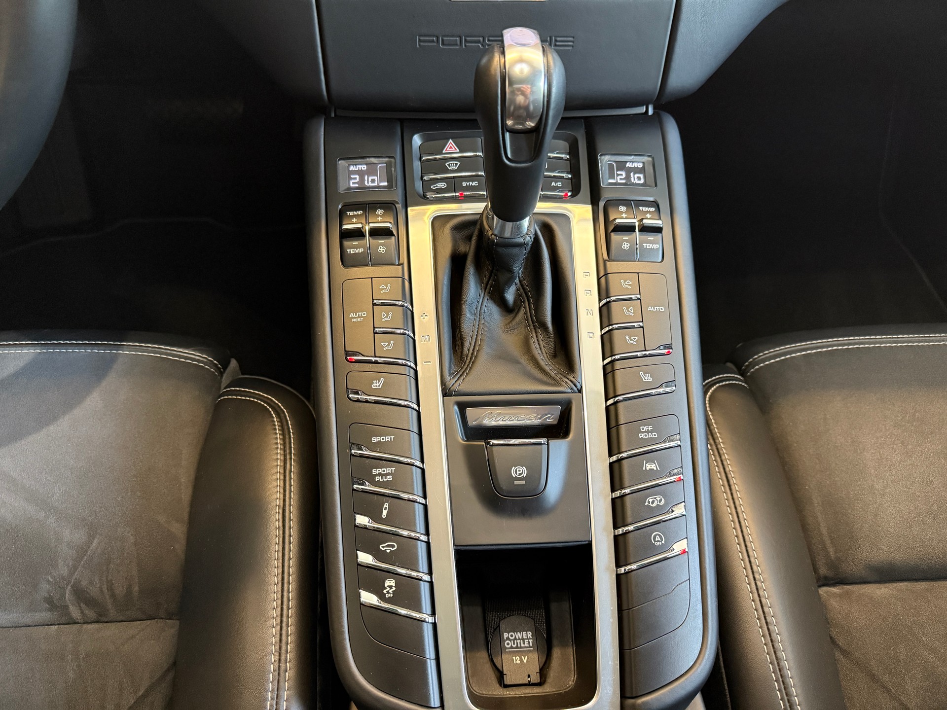 PORSCHE Macan Turbo Performance ''Miami Blue'' PDK-image-8