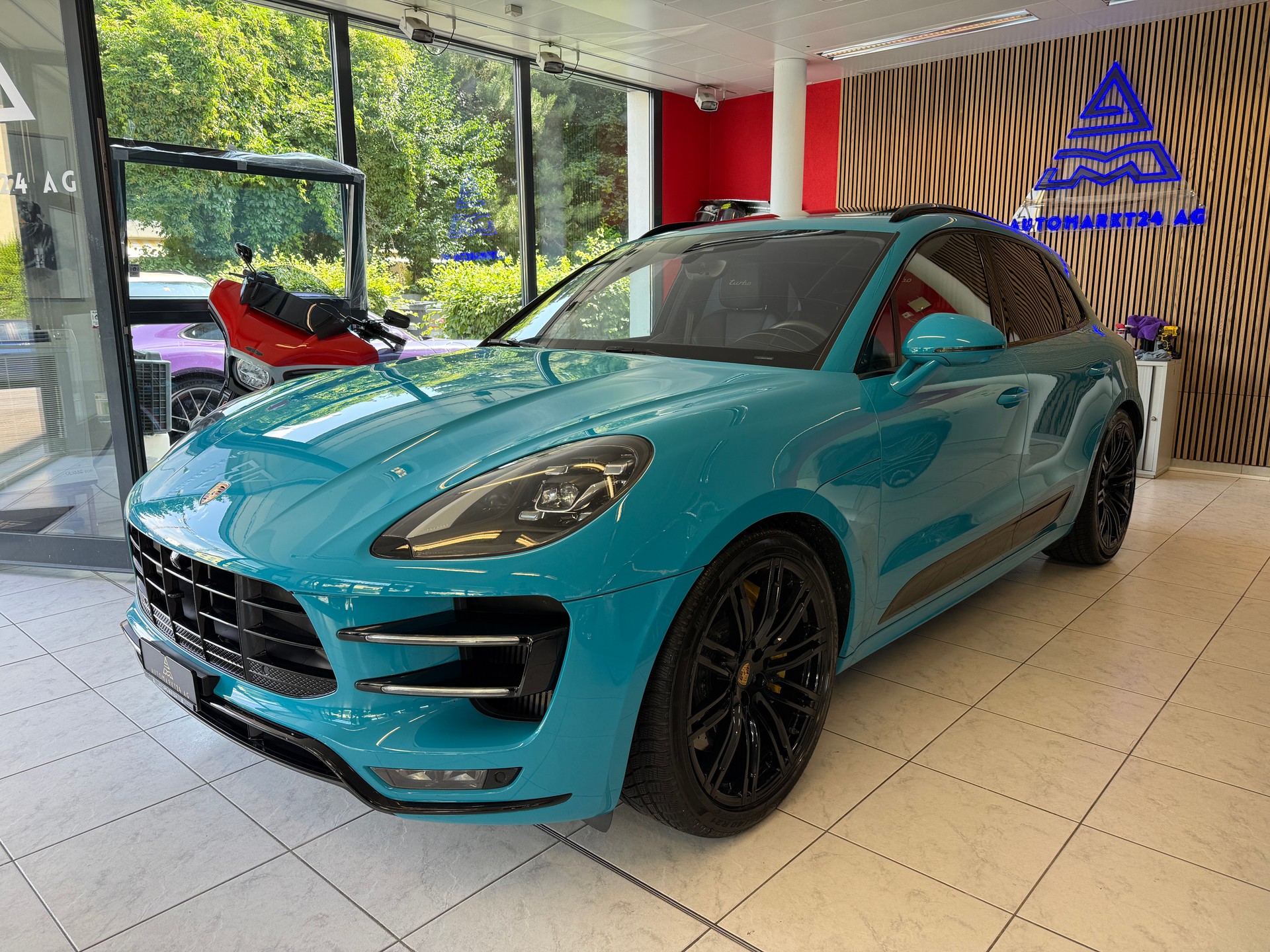 PORSCHE Macan Turbo Performance ''Miami Blue'' PDK-image-2