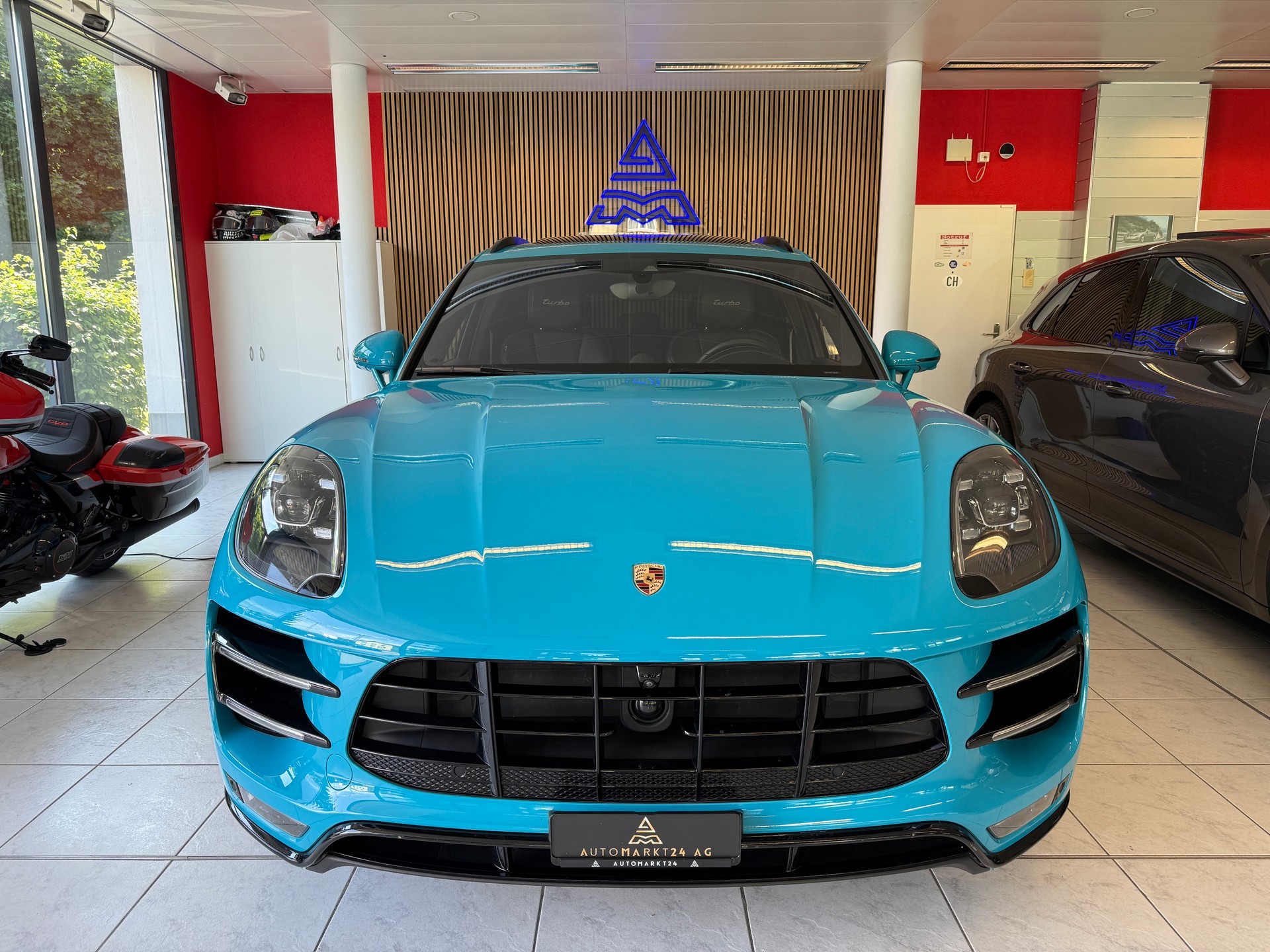 PORSCHE Macan Turbo Performance ''Miami Blue'' PDK-image-1