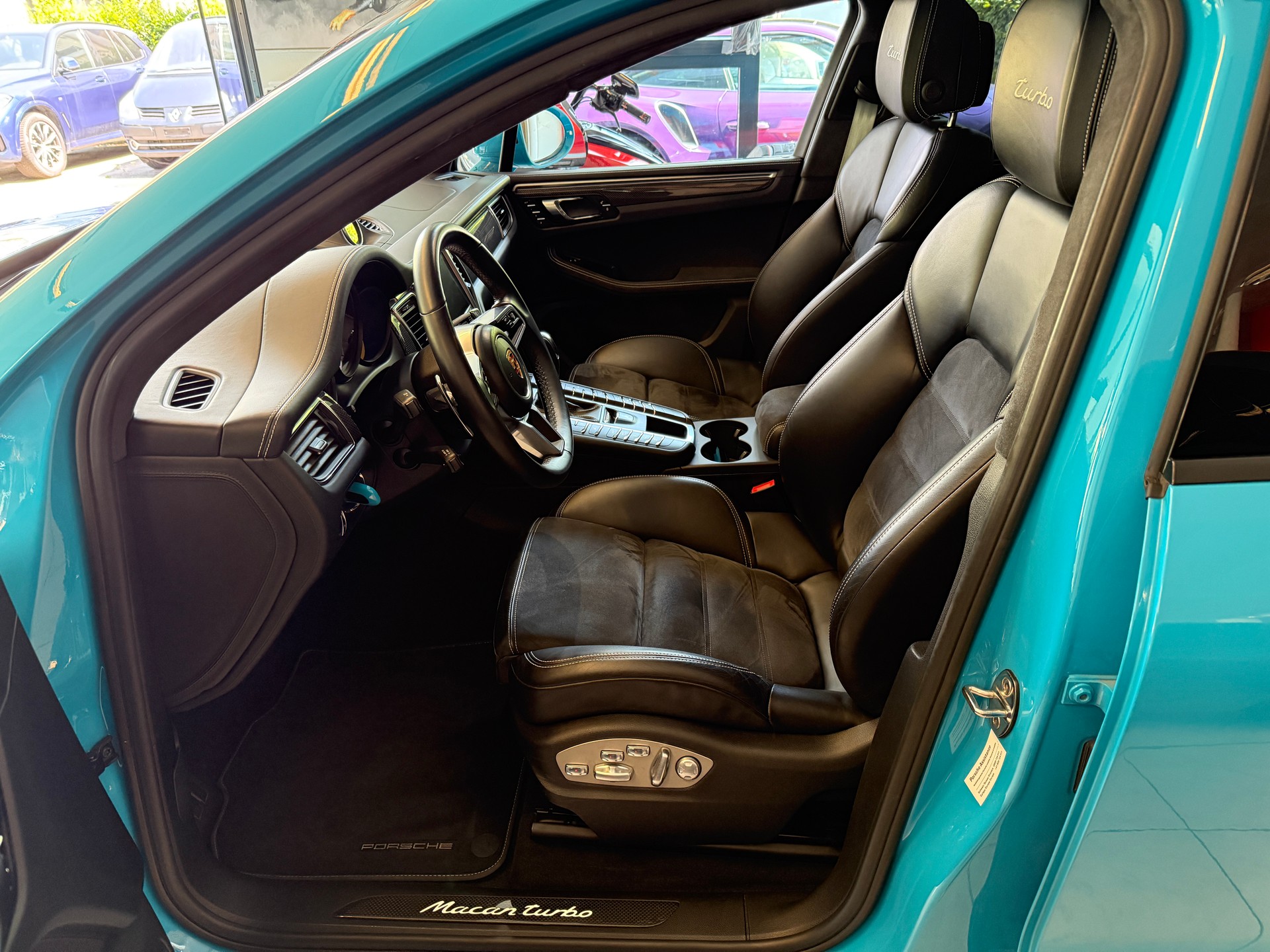 PORSCHE Macan Turbo Performance ''Miami Blue'' PDK-image-3