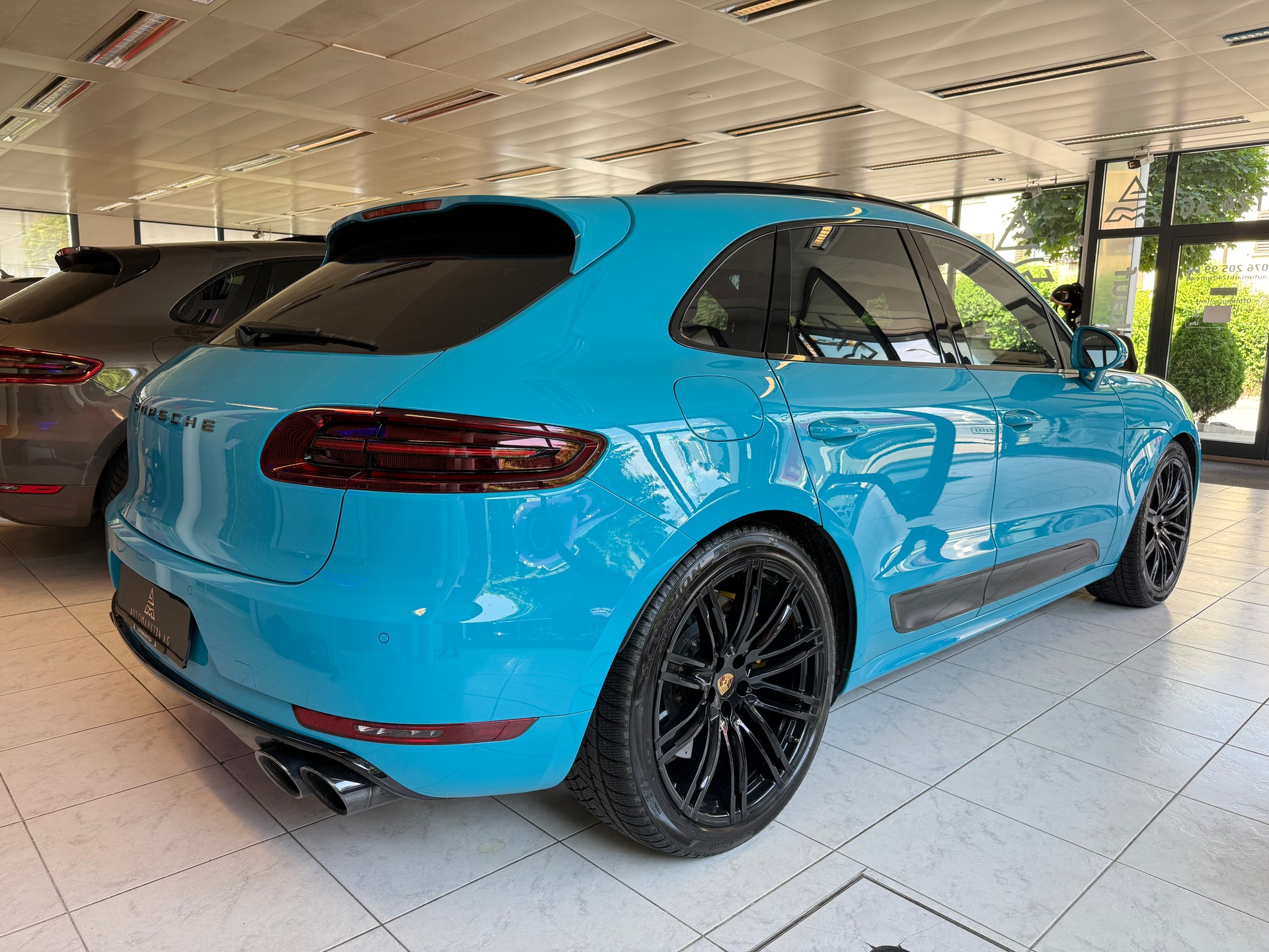 PORSCHE Macan Turbo Performance ''Miami Blue'' PDK-image-14