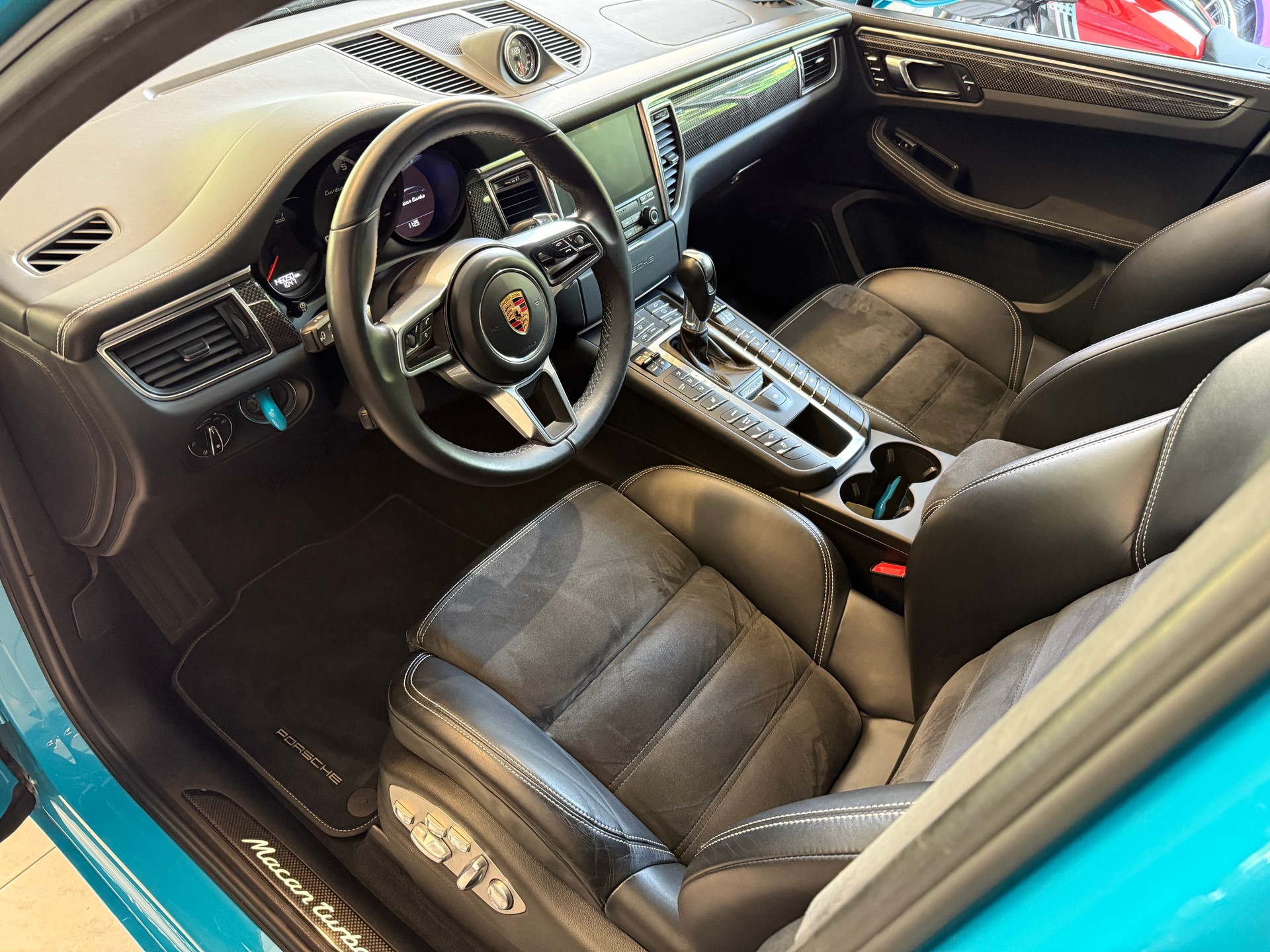 PORSCHE Macan Turbo Performance ''Miami Blue'' PDK-image-5