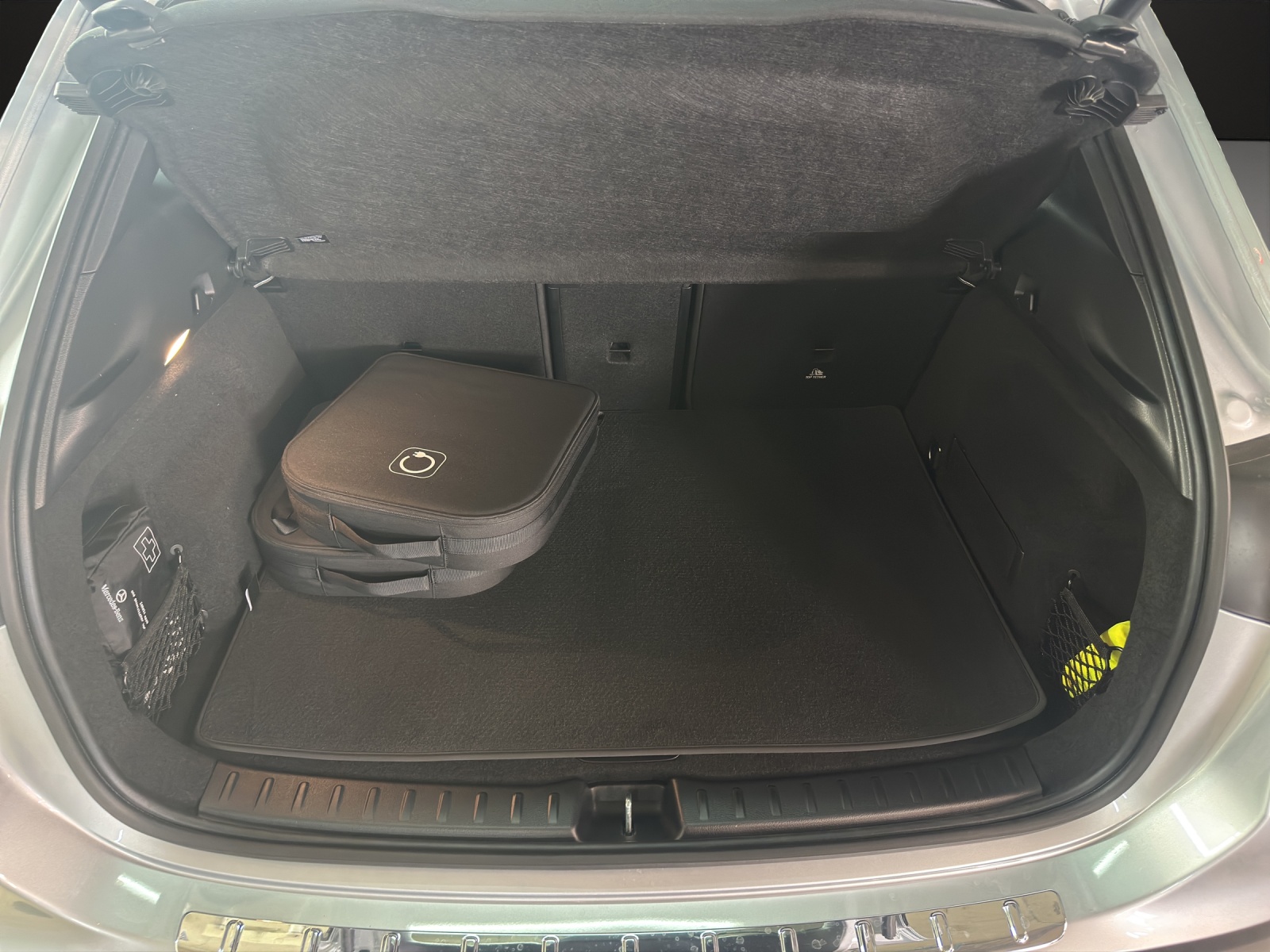 MERCEDES-BENZ EQA 300 66,5kWh 4Matic Swiss Star-image-8