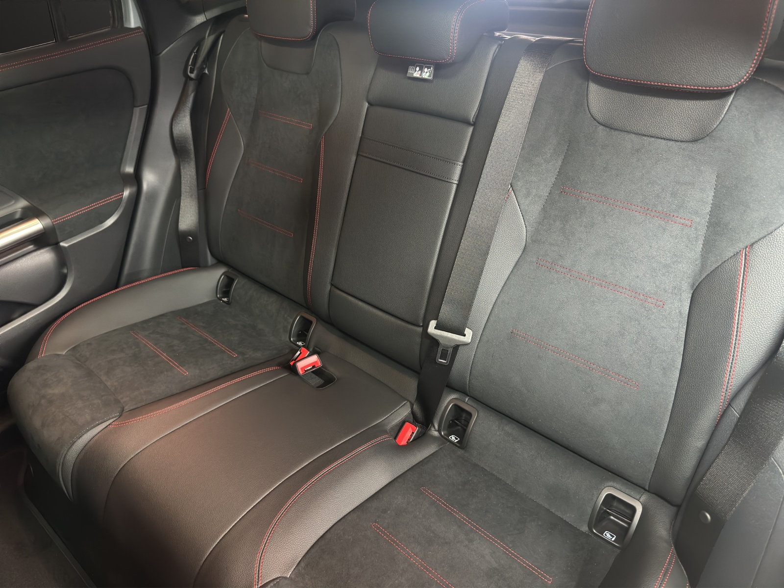 MERCEDES-BENZ EQA 300 66,5kWh 4Matic Swiss Star-image-14
