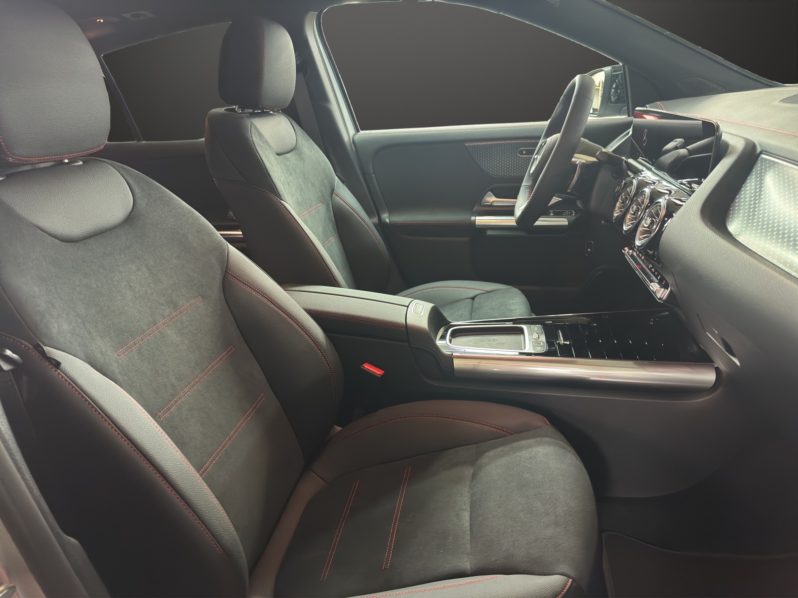 MERCEDES-BENZ EQA 300 66,5kWh 4Matic Swiss Star-image-11